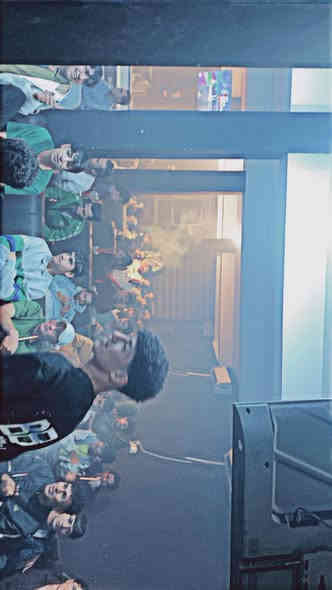 السلام عليكم كوفي للبيع بل كماليه شارع المصرف قرب مقابل حسينية الحكيم السعر خاص او ***********
