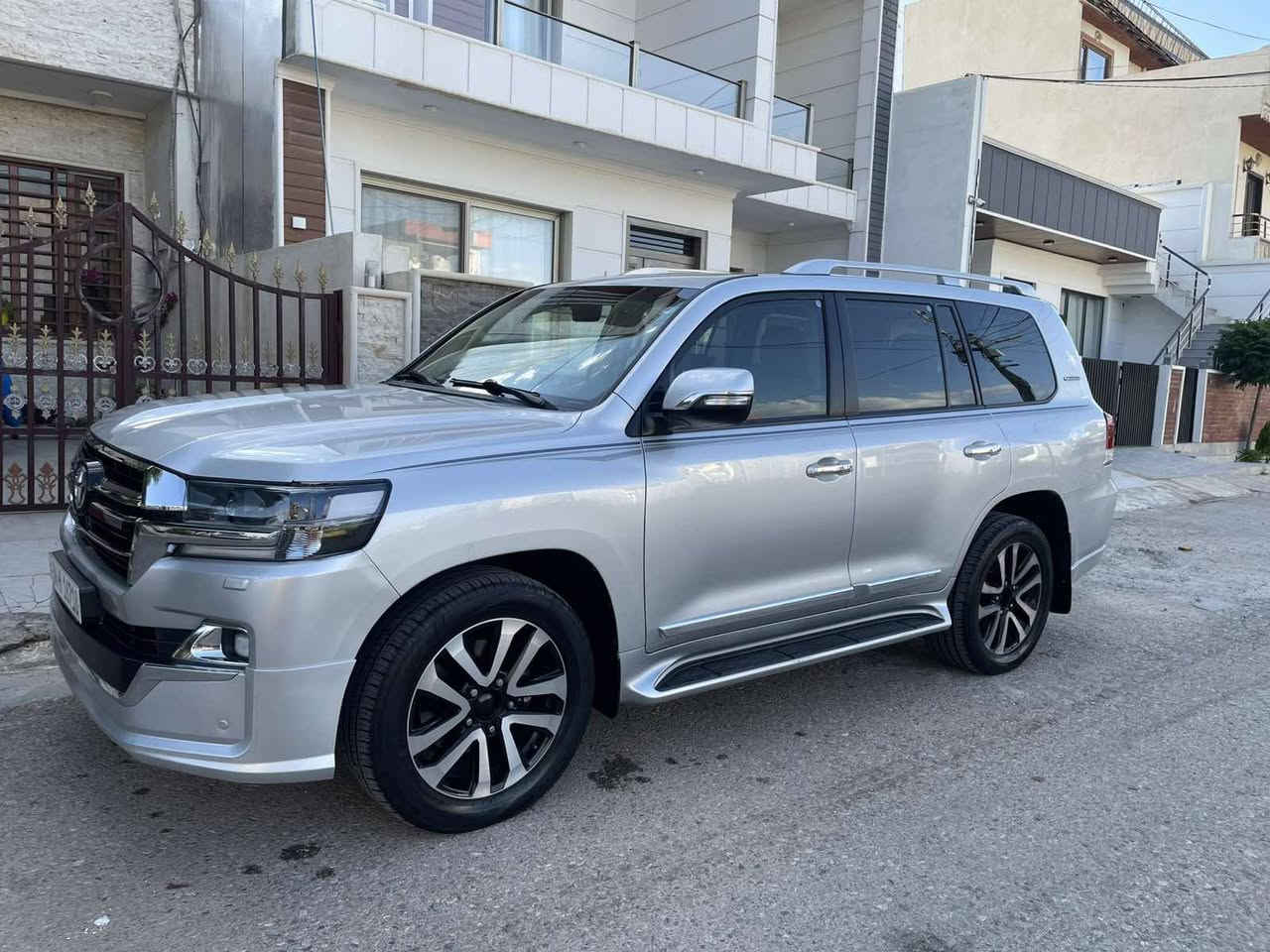 توێتا لاندکروسەر ٢٠١٧ 
سفری شەریکەی سەردار 
V8.   Gxr 
فولل مواسەفات 
بێ بۆیاخ  یەک جێگای بچوکی 
١٠٦ هەزار کیلۆمەتر ڕۆشتووە 
سەنەی بەناوی خۆمەوەیە هەتا ٢٠٢٨ تازەیە 
تاەیەی تازە سەیارەکە لۆکە 
گێرو مەکیەن بۆیاخ هەموو گیانی بەشەرت 
نرخی ٤١٨ گەڵاو مامەڵەیەکی زۆر کەم 
سەیارەکە لە سلێمانیە 
*********** السليمانية, العراق
