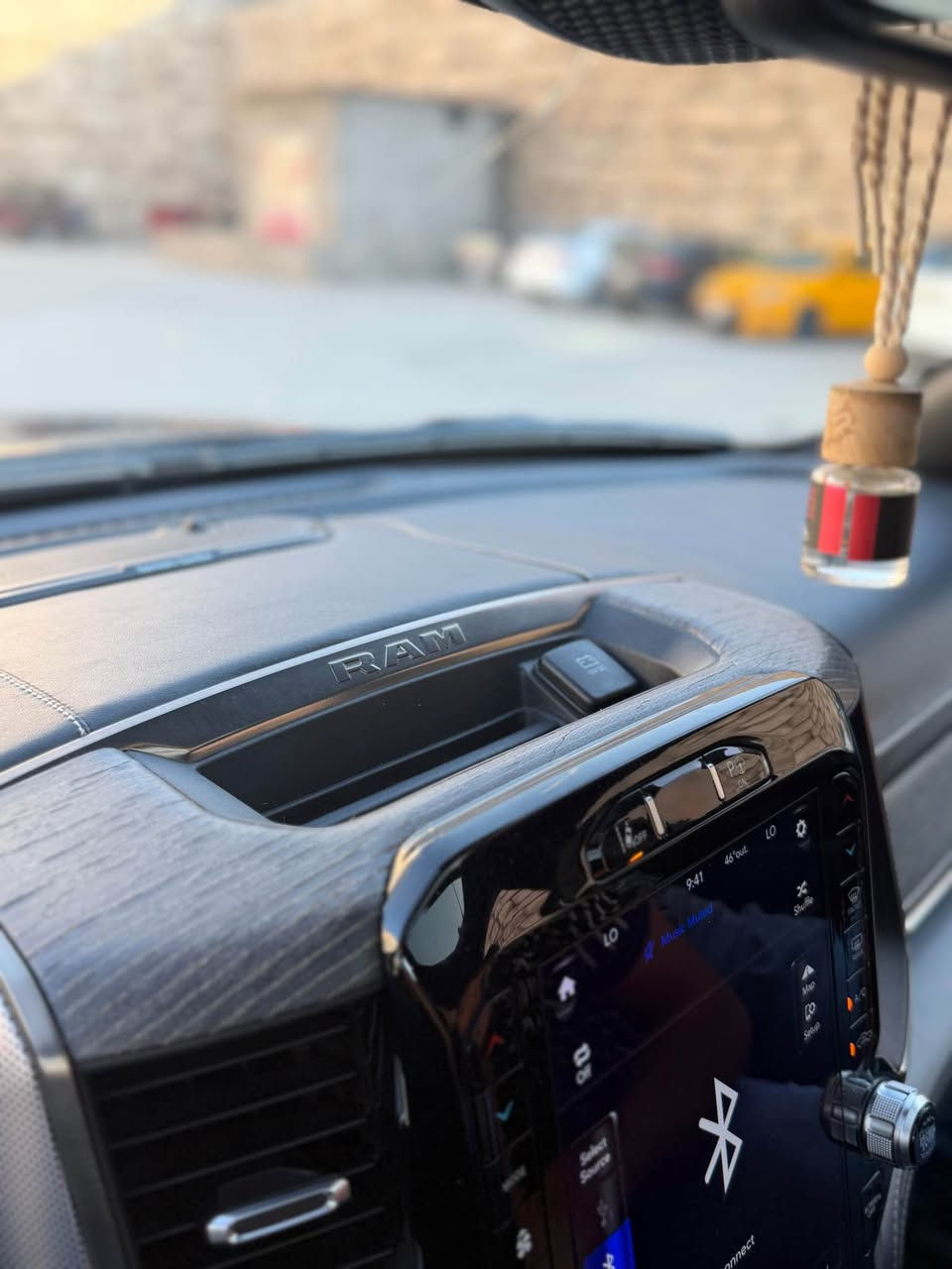 دوج رام 1500  لمدت  ماعده الفور ويل 
موديل 2021
  محرك 5700
بانوراما 
شاشاه تيسلا 
تحديد مسار 
نقطه عمياء 
مرايه كامره 
صندوق كهربائي 
لايتات ديناميك 
تحكمالت ستيرن 
كشنات تبريد تتفئه 
كشنات جلد 
سستم سماعات هارمن 
حساسات امامي خلفي 
دوسات كهربائية 
السياره جكات 
حادث السياره مرفق مع الصور 
سعر السياره 275 وبي مجال بصيط 
للاسفسار على الرقم او واتس اب فقط 
***********
مكان السياره كركوك كركوك, العراق

