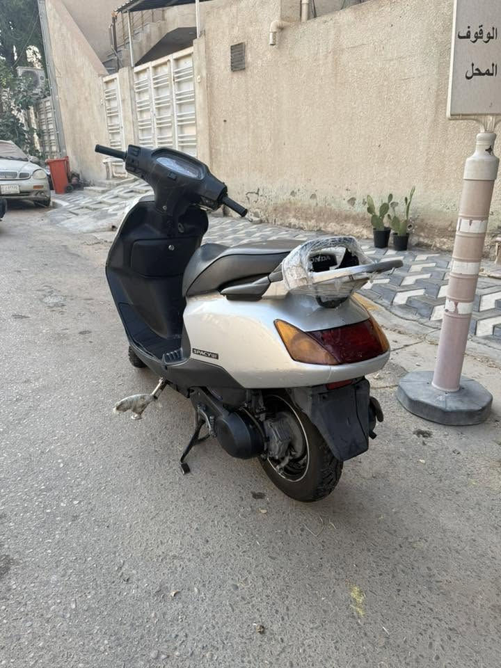 السلام عليكم …هوندا سبيسي ياباني للبيع دراجه مكفوله من كلشي مكينه ناعمه شلعه ومعدل 100 دراجه نضيفه ومعتني بيها من الدوام للبيت دهن ام زويل دراجه ما بيها اي نقوصات السعر 950 وبيها مجال بسيط معروفه اسعار السبيسي مليون ونص وفوگ ..وكيلها معرض كانساي ابو القاسم عنوانها  عواشه ***********📞
