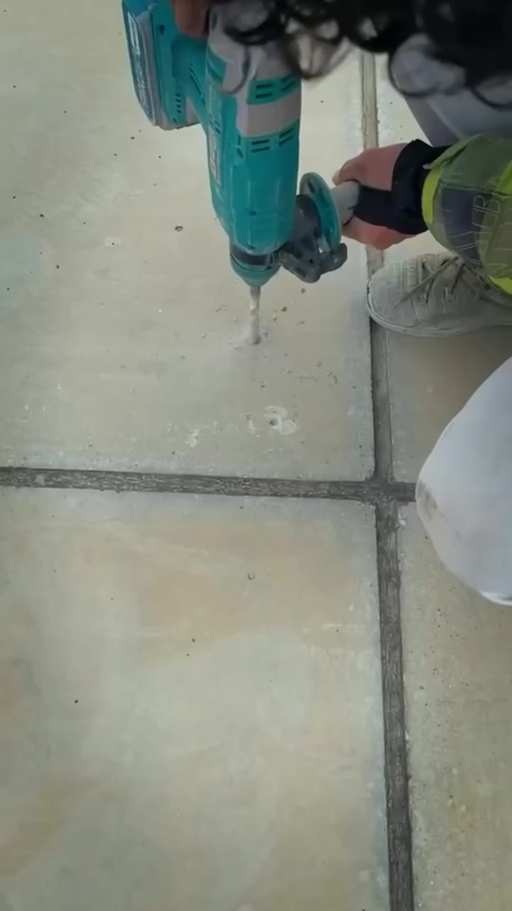 � الفرق يبين من الأساس… مو بس من الألواح

إحنا ما نركّب هيكل وبس،
إحنا نثبّت منظومة تعيش سنين 💪

🔹 قياسات دقيقة قبل التثبيت
🔹 تثبيت مباشر على نقاط تحميل قوية
🔹 براغي صناعية مقاومة للصدأ
🔹 هيكل C-Channel ثقيل ومغلفن
🔹 عزل وحماية ضد المي والرطوبة

كل قطعة تنحط بمكانها بحساب هندسي
حتى تتحمّل الرياح، الأمطار، وحرارة الصيف ☀️🌧

غيرنا يمكن يركّب…
إحنا ننفّذ باحتراف ودقة تفاصيل 👌

مكتب الطاقة المستدامة
شغل أصول… ومتانة تفتخر بيها

📍 كوت – الخاچية – شارع 40
📞 *********** | ***********
