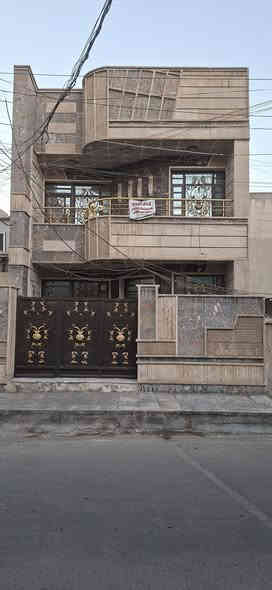 السلام عليكم دار للبيع في منطقة البياع( شارع ١٢ بالثالثة) مقابيل الحديقة الي مقابيل  معارض السيارات قريب جدا على الشارع العام المساحة ( ١٢٥ متر ) الواجهه ( ٦ وربع ) نزال (٢٠متر ) سند مستقل ملك صرف للاستفسار ***********  واتساب 
١- ملاحظة :-
-------------------
موجوده صور البيت ومقطع فديو الي يريد يدخل خاص او الرقم بيه واتساب ارسلهن اله
٢- تفاصيل الدار :-
---------------------
* الطابق الارضي : يتكون من طرمة ومطبخ واستقبال وهول وغرفة نوم  ومناور عدد ( ٢ )  وصحيات عدد ( ٢ )
*الطابق الاول:  يتكون من غرف نوم عدد(٢) وصحيات عدد واحد وكليدور وبلكونه
* الطابق الثاني  :  بيتونه كبيرة وسطح امامي وسطح خلفي
