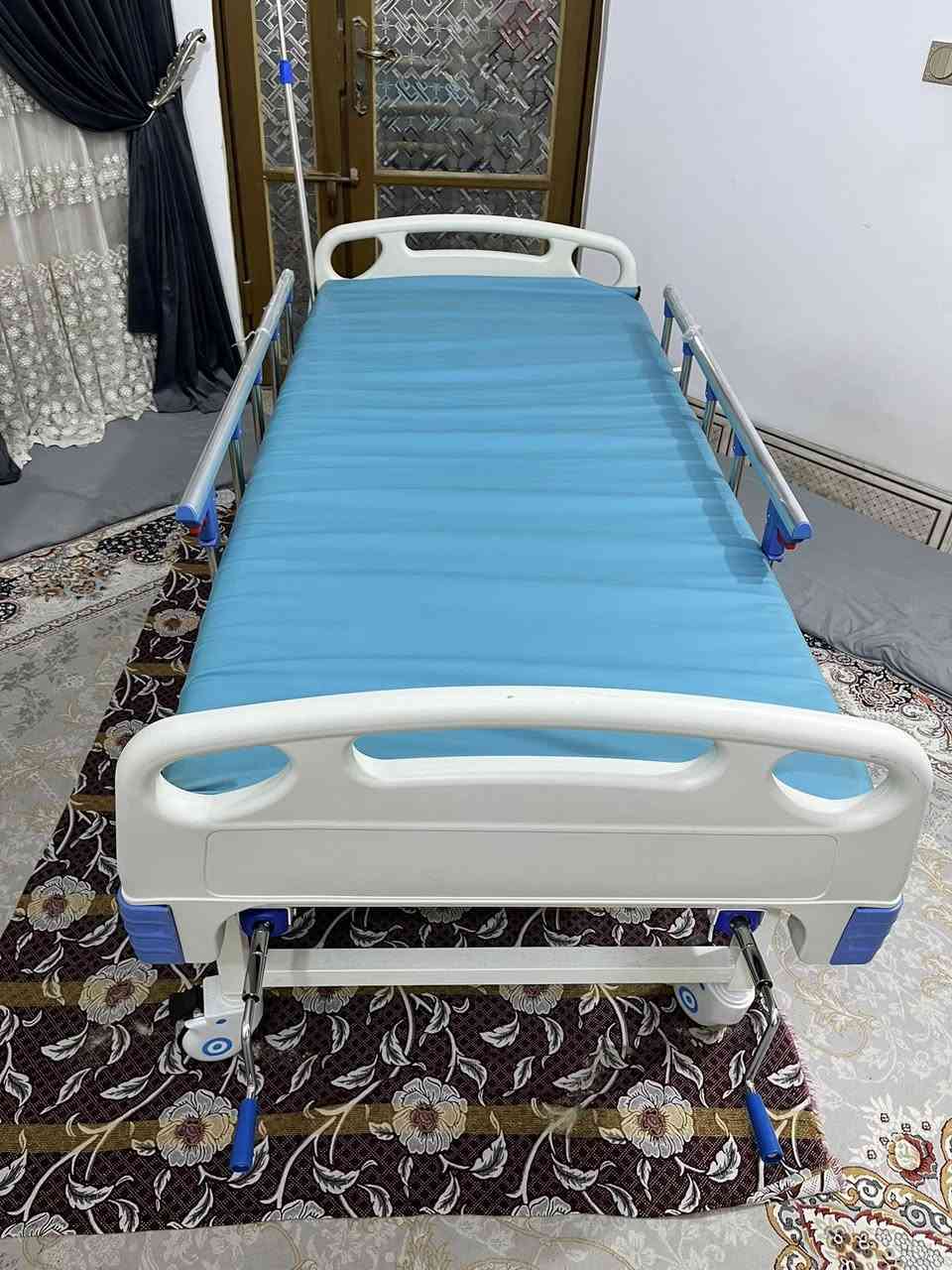 السلام عليكم 
‎سرير طبي متكامل ٧ حركات يشمل : 
‎✅ فراش طبي 
‎✅ رفع الضهر 
‎✅ رفع او تنزيل الارجل 
‎✅ تقليب المريض يمين او يسار 
‎✅ ستاند مغذي 
‎✅ طبلة طعام خشبية 
‎✅ حواجز جانبية لمنع السقوط 
‎✅ سطل قضاء الحاجة ‎
زائد فراش تقرحات طبي 
من فوائده انه يقي المريض من قرحة الفراش ✅
يعمل لفسح المجال الأوكسجين بالمرور تحت جسم المريض✅
يمنع وبصوره نهائية البكتريا من التمكن من جسم المريض✅
  السعر ٤٥٠الف 
‏***********
