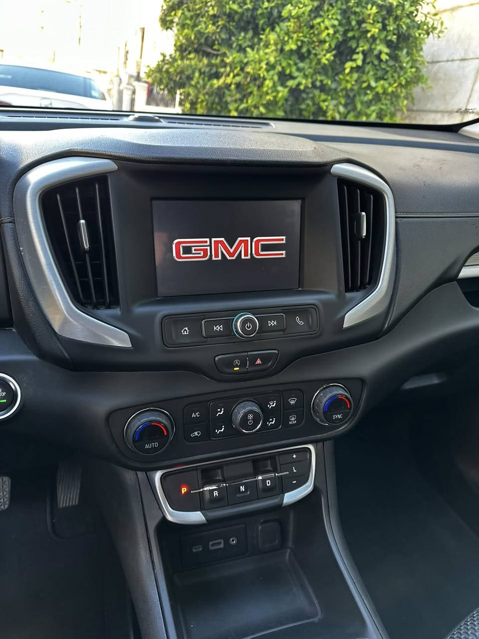 جيمسي تيران موديل ٢٠٢٢ مواصفات SLE رقم اربيل باسمي ماشية ٤٦ مايل حادث بسيط راس بونيت فقط بدون دواخل صورة حادث موجود سعر ١٧٨ ورقة مكان السيارة اربيل *********** واتس آب
