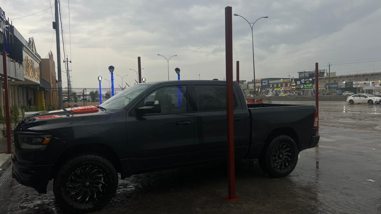 السلام عليكم للبيع ارخص رام بالعراق 
بگ هورن موديل 2021 
8 سلندر 
باب طويل بدي قصير 
قبل سبوع شديتلها بجم اسود وتخم تاير وويل جبلي بالتايرات صارت ب 20 ورقة سيارة كلش نظيفة بيها فقط شخط مال واحد ابن زنا شاخطها بالجاملغ الخلفي 
حادثها مرفق بالصور واليوم اريد لبيعها متوازي 
سعر البيع 250 ورقة والله بلااااااش 
هاتف ***********
