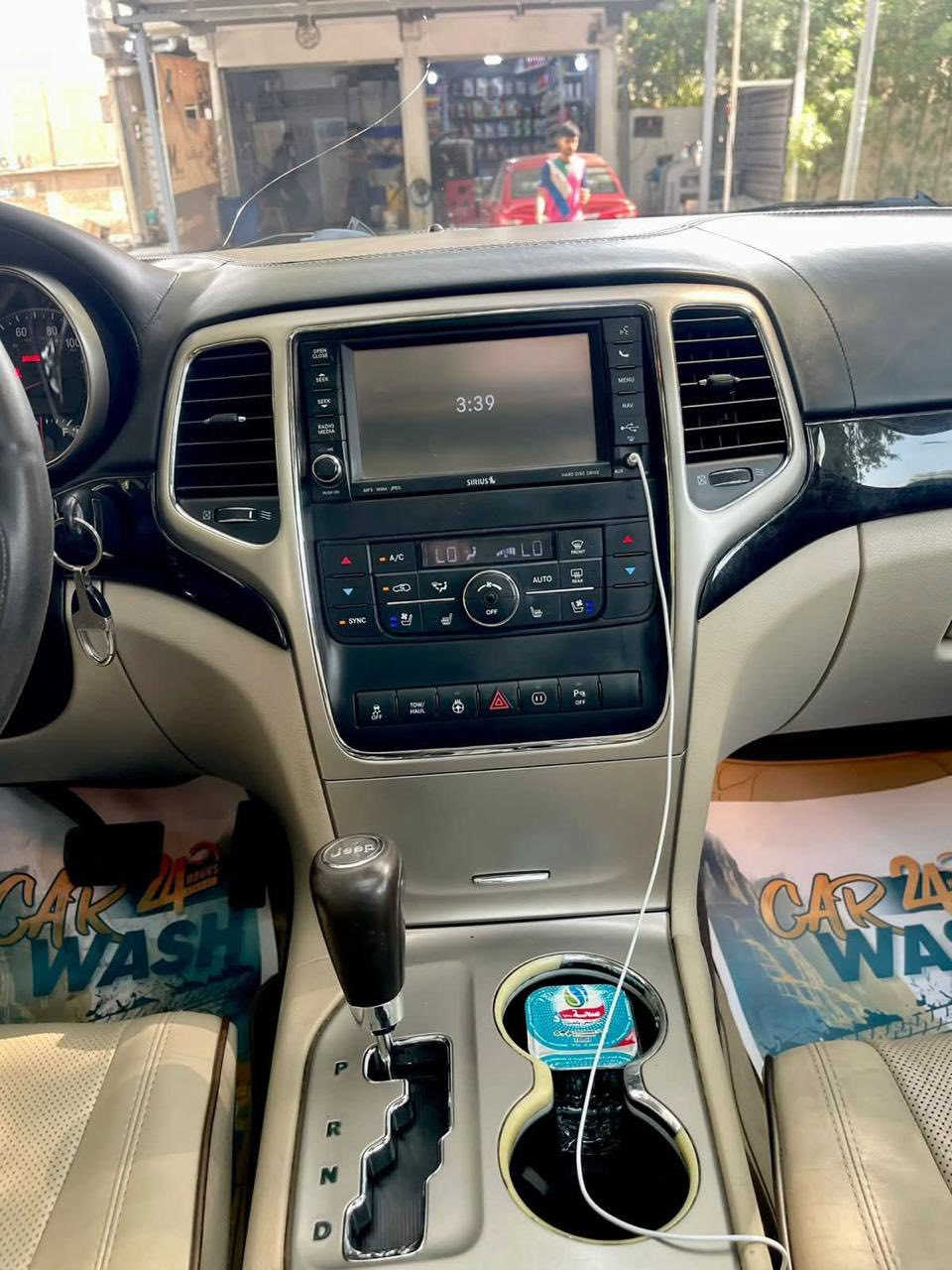 السلام عليكم 2012
جيب اوفر لاند اعلى فئه. فول مواصفات 1/1 مكفوله 
كفاله عامه ع وضع شركه 
رقم شمالي اربيل بسمي  دولي 
كير  محرك مكفولات ع وضع شركه 8 سلندر 
بونراما 
بصمه -بصمه أبواب 
جنطه كهربائي +ايزي ترحيب  
تشتغل عن بعد 
شاشه بلادي كامره 
كشن جلد + كهربائي
تبريد  قطعتين ثلج
مواصفات  ماتنعد خير سعرها ١٦٤ وبيها مجال   هذا رقم ***********عنوان بغداد
