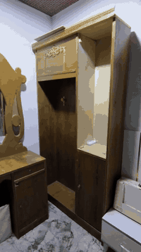 سلام عليكم للبيع غرفه اخشاب جديده بس باب زاويه مكسوره سعرها 400وبيها مجال ***********
