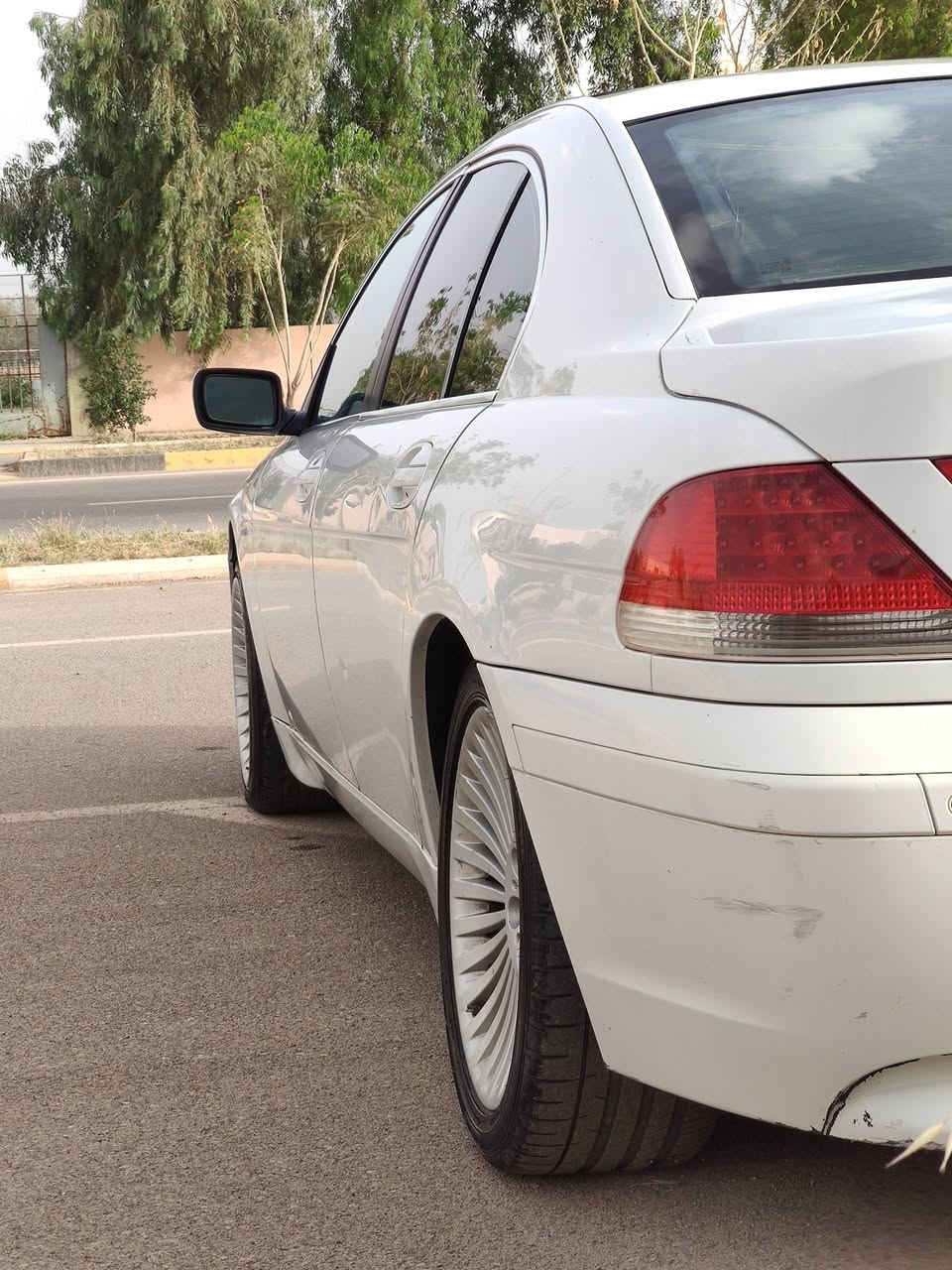 سلاو bmw 740i  (2005) ساق
سةيارةكة فول فولة  
گيرو مكينة بةشةرتة  كارةباي بةشةرتة تبريد ساردو گةرم بةشةرتة  زةربةو ليدراوي نية.  بوياغيشي باورناكةم بي  
مواسةفاتي. بيانو برة. 
گير لةمسة  
بريك بةسمةية 
سلايتة 
تحديد سورعةية 
دةركا شفتو سندوق شفتة 
سةلاجةيةو مةركةزية 
پارك سينسةرة  
هةر جوار كوشن هيتةرة 
هةر جوار كوشن كارةباية 
زور موصةفاتي تري هةية بيرم نية بينوسم 
سةيارةكة ساقة  گورينةوةو فروشتن  حةزت ليبو جات بكة لة خزمةتام. لة كةلارة سةيارةكة  ***********

