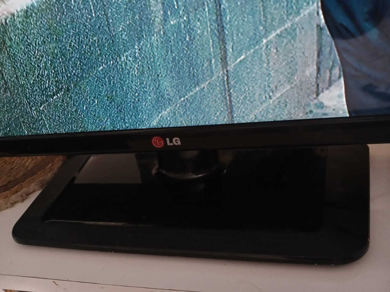 شاشه حجم ٣٢ ماركة LG الاصلي باب اول ماداخله تصليح ابد بدون نت نضافة ١٠٠ بل ميه ب ٧٠ وبها مجال مكاني حي قاهره ***********
