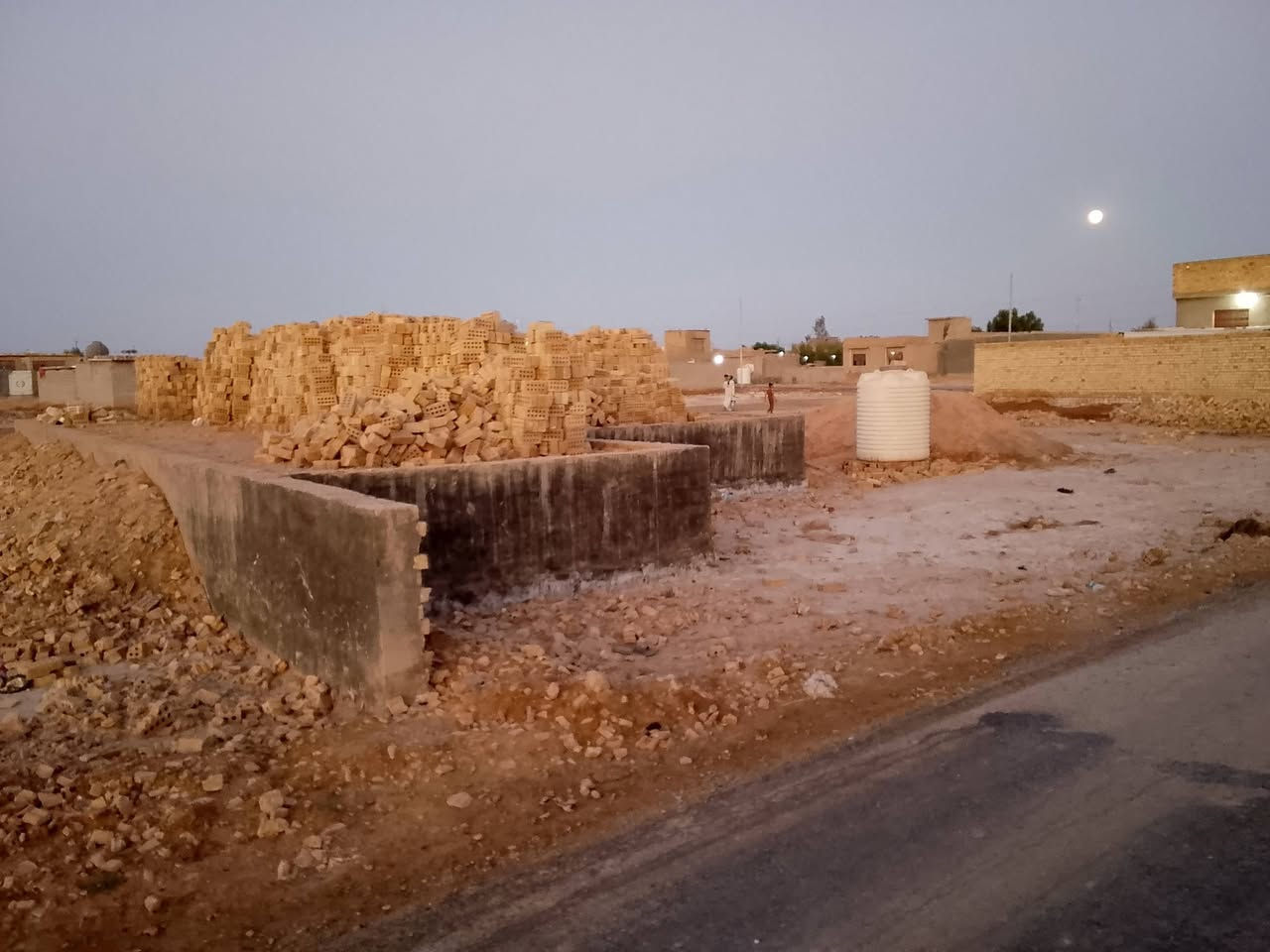 السلام عليكم بتلو للبيع المساحه الكليه 350 البتلو 180 وقطعه 170  خلف مدرسه الرياحين ويا اربع دبلات طابوق الاتصال على رقم الولد ‏‪***********‬‏
