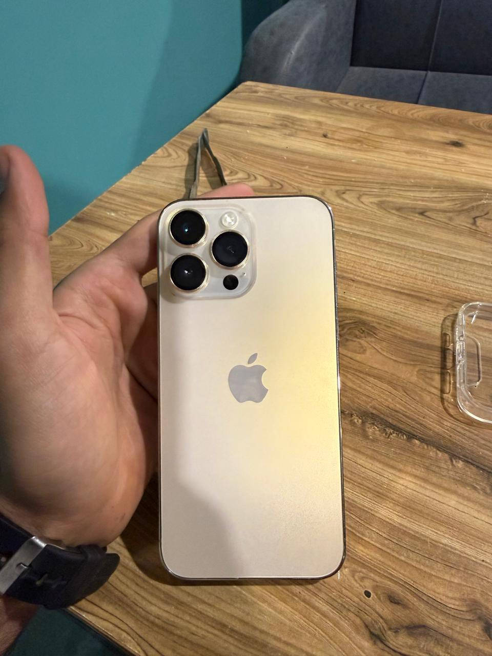 السلام عليكم
ايفون 14 برو ماكس 
لون ذهبي
مكفول ممبدل بي اي شي فقط الكسر الي موضح كدامكم بالكلاس 
كارتونه موجود
ذاكره 256 
بطاريه 98
دبل شريحه
السعر 725 
مكاني كربلاء
للاستفسار ***********
