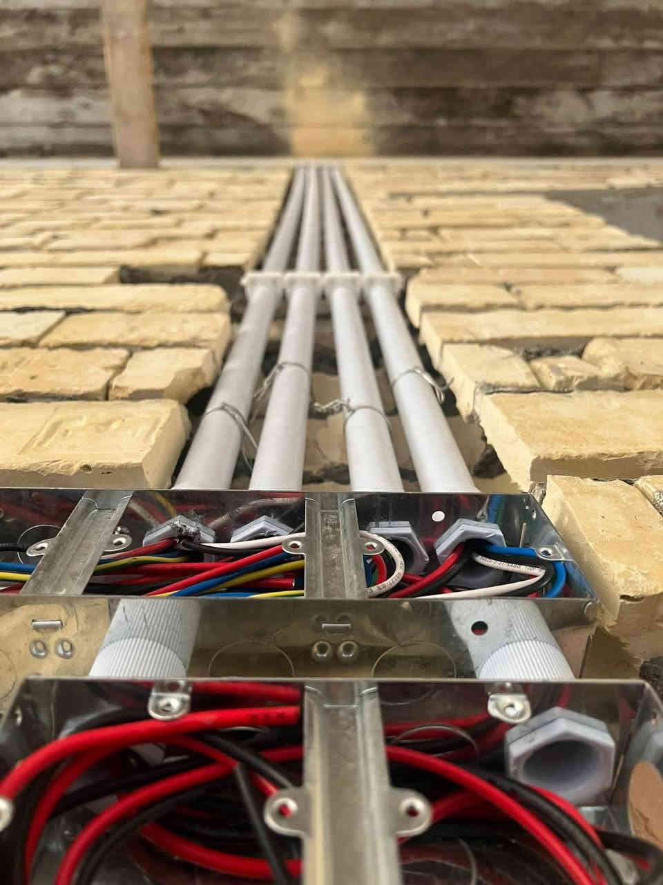 موجود كادر كهربائي فني متمرس شغل درجه اولئ العمل في كافه مناطق البصره وضع شبكه السقف وتثبيت وتسليك البواري وتئسيس السيمنز وعمل البوردات وكافه اعمال الصيانه وضمان وجوده العمل وبأسعار تنافسيه ومناسبه
***********
