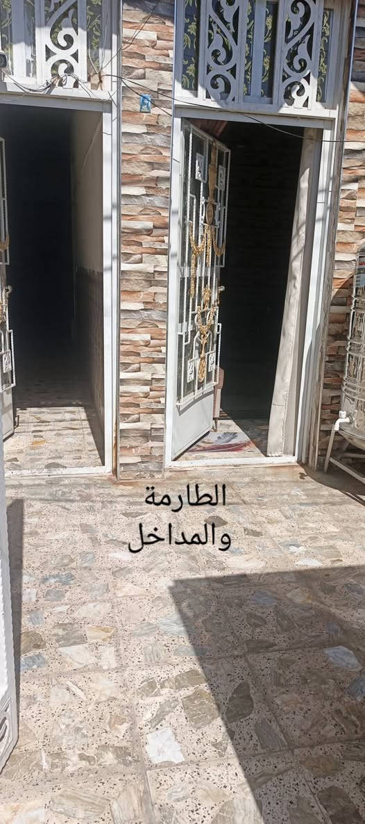 السلام عليكم. بيت 100 متر بناء حديث محله 203 مقابل جامع شهيد رائد على شارع عشرين وقريب على شارع العام وبظهر البيت شارع وقريب على مستشفى التركي يحتوي ماموضح بالصور ادناه استقبال وصاله وغرفة ومطبخ حار وخدمات السعر 
  لاستفسار الاتصال على رقم صاحب البيت *********** او خاص وشكرا.

