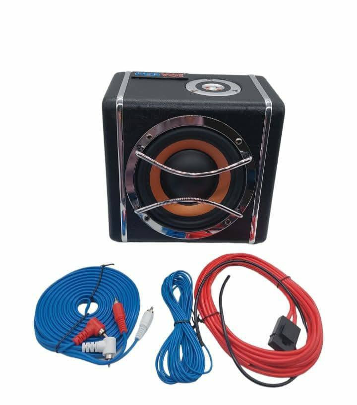 مضخم صوت (Subwoofer) نشط للسيارة، ويتميز بالتالي:
تصميم مدمج: يأتي في صندوق خشبي بتصميم شبه منحرف، مما يسهل تركيبه في صندوق السيارة أو تحت المقاعد.

الطاقة والأداء: تشير النتائج إلى أنه يعمل بقدرة كهربائية تصل إلى 12 فولت، مع قوة صوتية قد تصل إلى 700 واط أو أكثر بحسب الموديل، مما يعزز الترددات المنخفضة (Bass).


**إذا كنت صاحب هذا الإعلان وتريد حذفه لأي سبب، رجاءا أرسل رسالة إلى الدعم الفني**