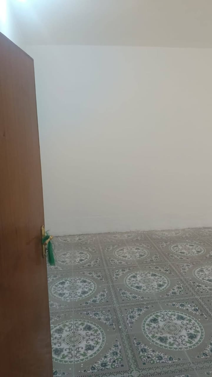 السلام عليكم بيت للبيع مساحته ميت متر العنوان وردية داخل نزلت سعد بيجو رابع بيت على شارع الزوار السعر 49 وبي مجال غرفتين غرفه طابق ثاني واستقبال وهول ومطبخ 
الرقم للتواصل ***********
