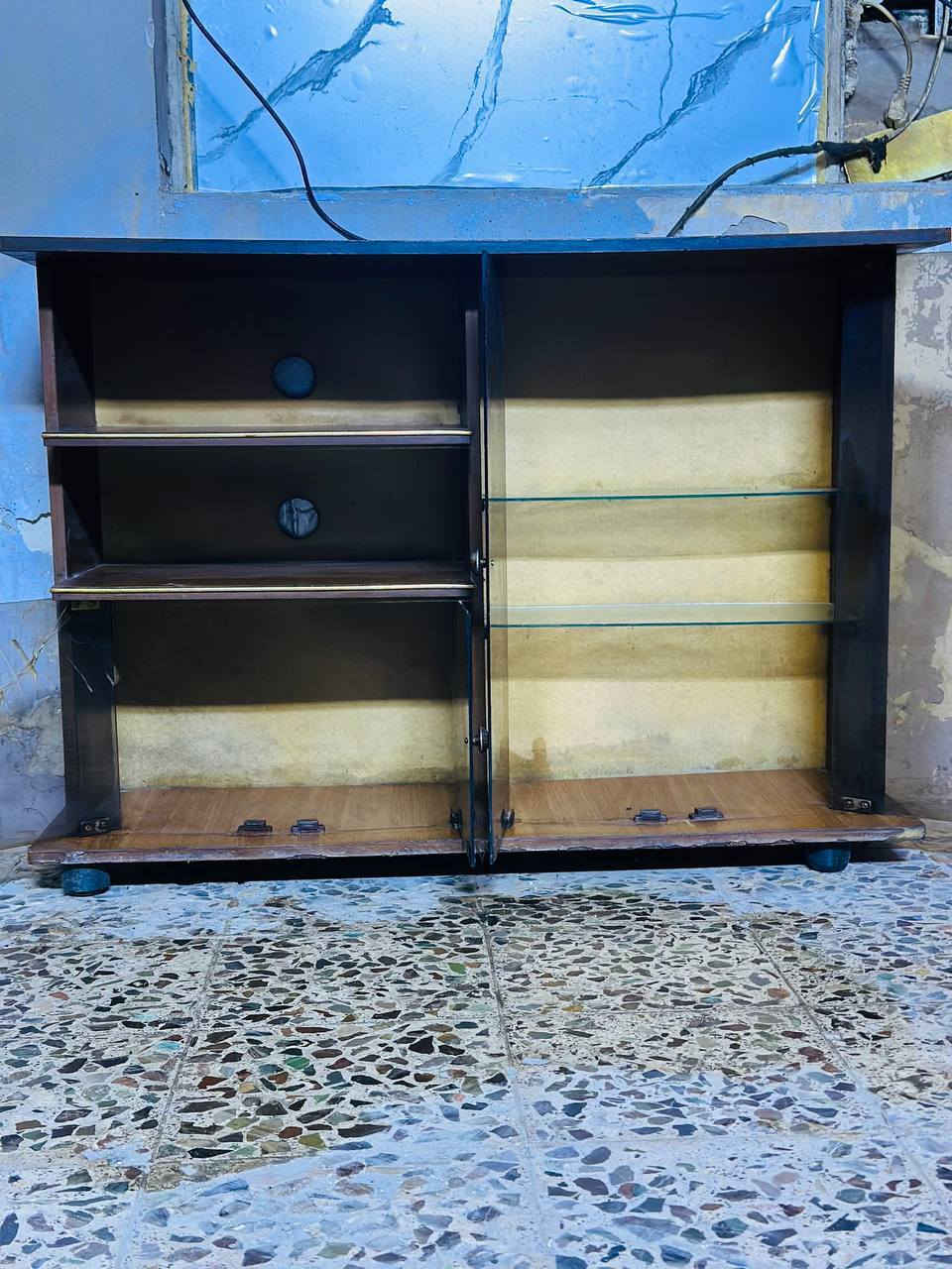 سلام عليكم ميز ومعرض للبيع 
***********
