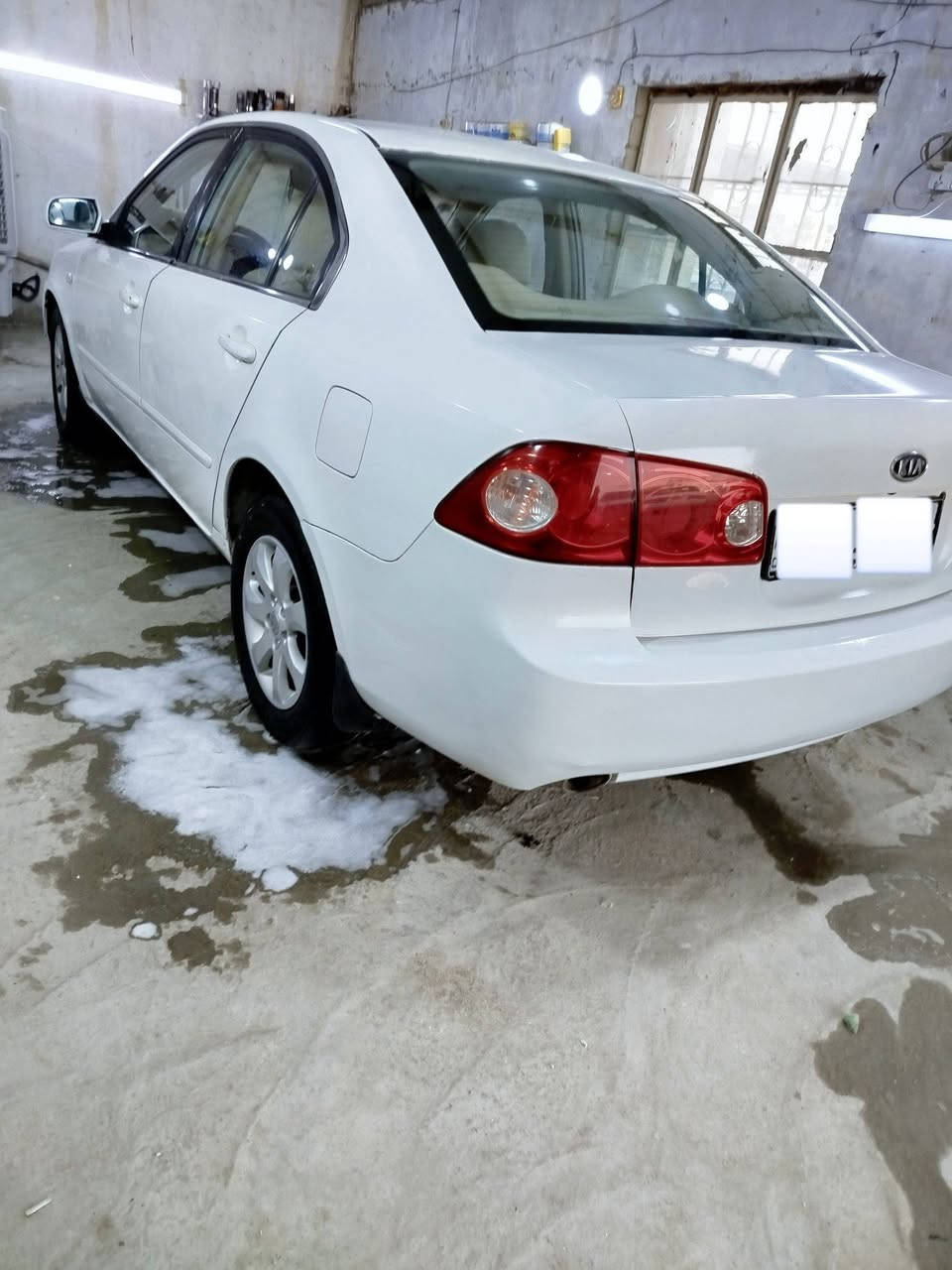 سلام عليكم يوجد بوليش وتلميع كافة انواع السيارات مع حمام للدواخل جلي لايتات تكحيل  الخدوش صالون كامل لسياره المكان بصره قضاء القرنه رقم الهاتف ***********واتساب
