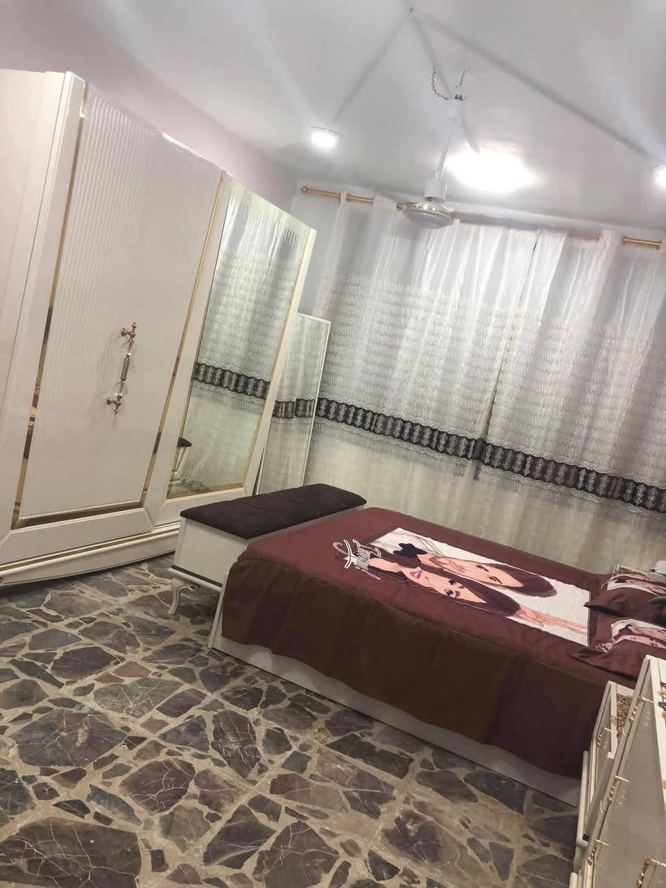 السلام عليكم عندي غرفه نوم استعمال قليل ونظيفه الاتصال على الرقم ***********
