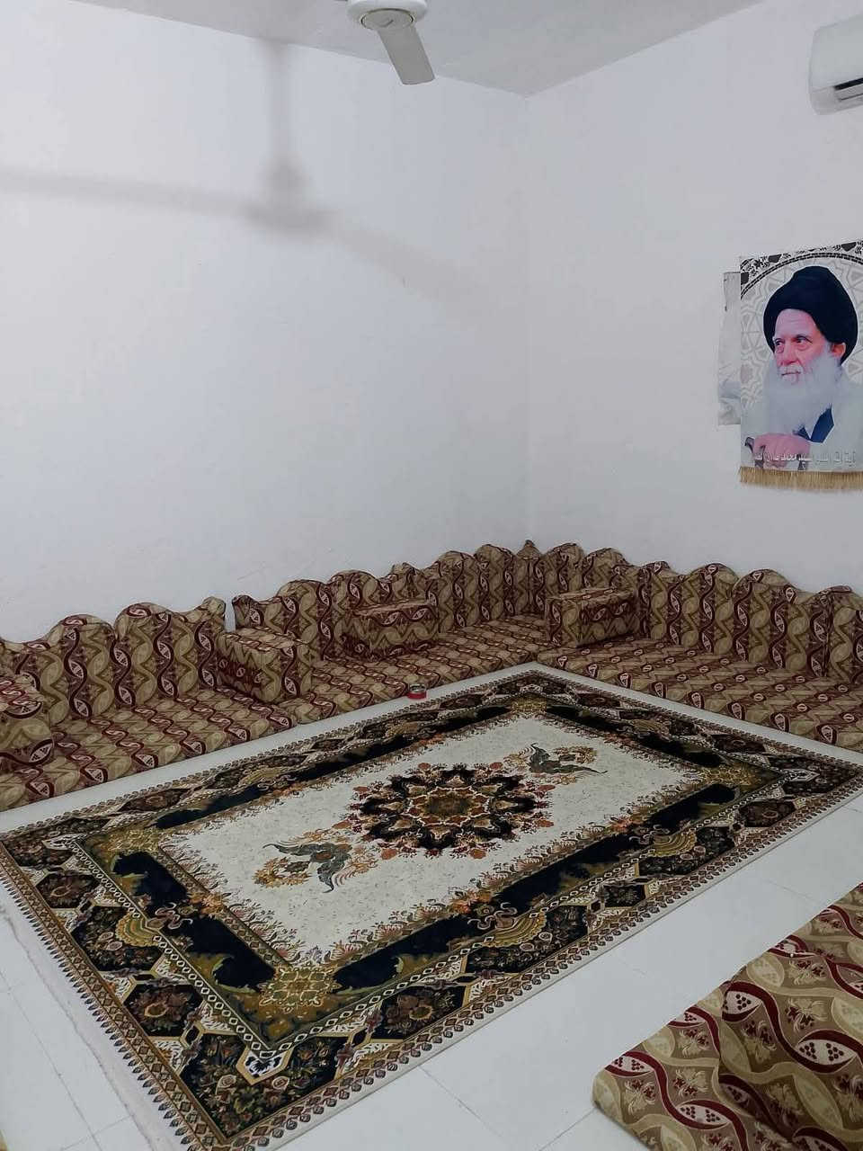 دار لبيع زراعي  خلف روف المدينه مساحته 250يحتوي عله ثنين غرف و بيتونه ودرج ومطبخ وصاله دوانيه نقصها بس سقف ***********
