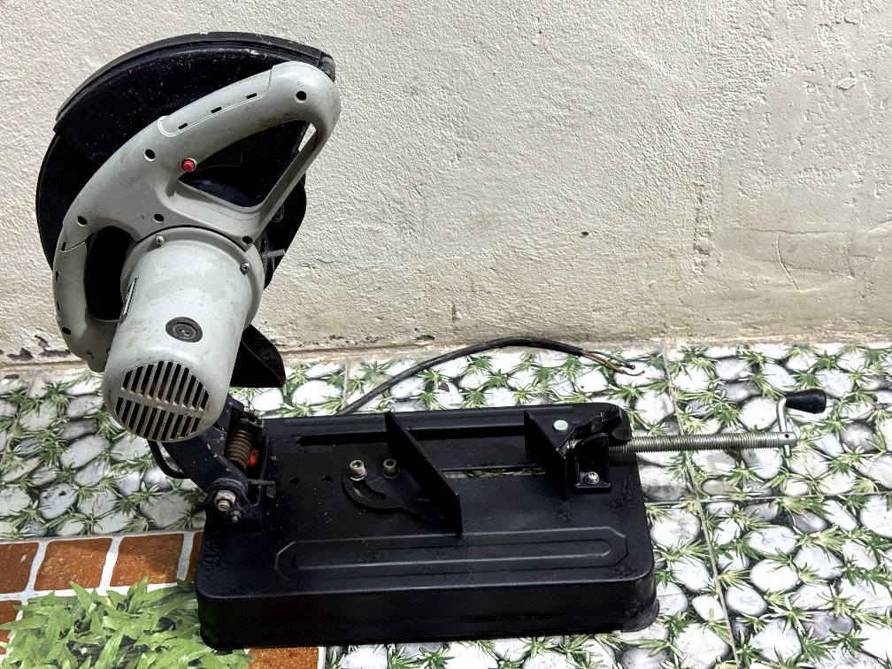 كتر حدادي ماركة كراون 
2200 واط (3 حصان)
335 ملم. 
التواصل واتساب 
***********
