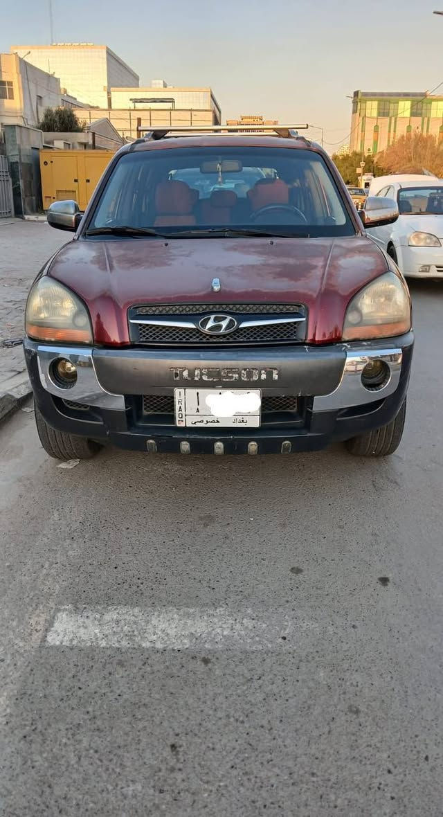 السلام عليكم للبيع سيارة توسان 2009
تدفئة وتبريد السيارة نظيفة ماعدا جراد بالبنيد والقمارة
وطخة بلجاملغ الخلفي موضحة بلصوره 
السياره بأسمي تحويل مباشر
السعر ١١٥ ورقة 
للاستفسار ***********
