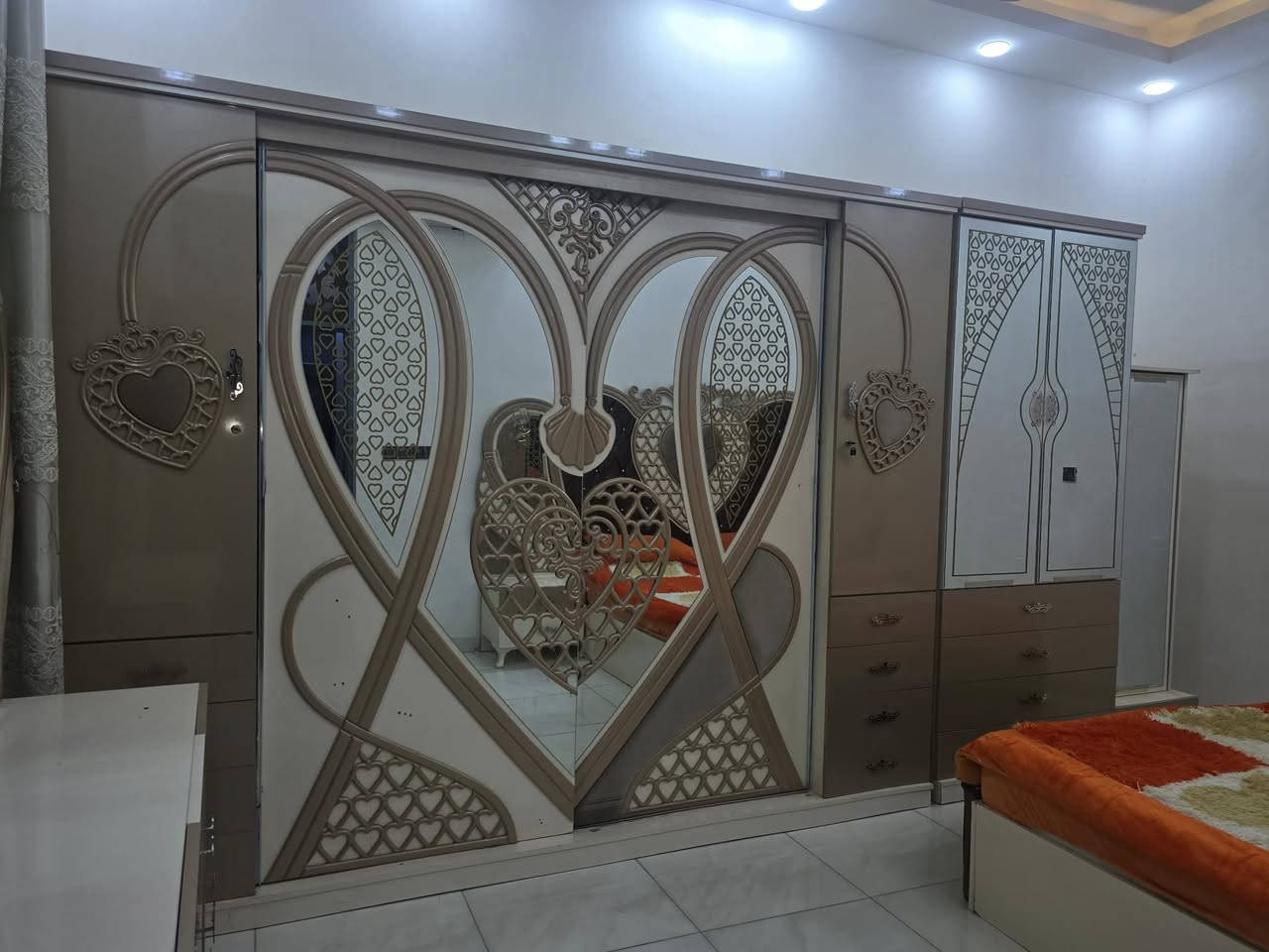 السلام عليكم                                                                   غرفه للبيع استعمال قليل                                                مكاني ديوانيه حي العسكري                                             السعر اتصل ع الرقم ***********
