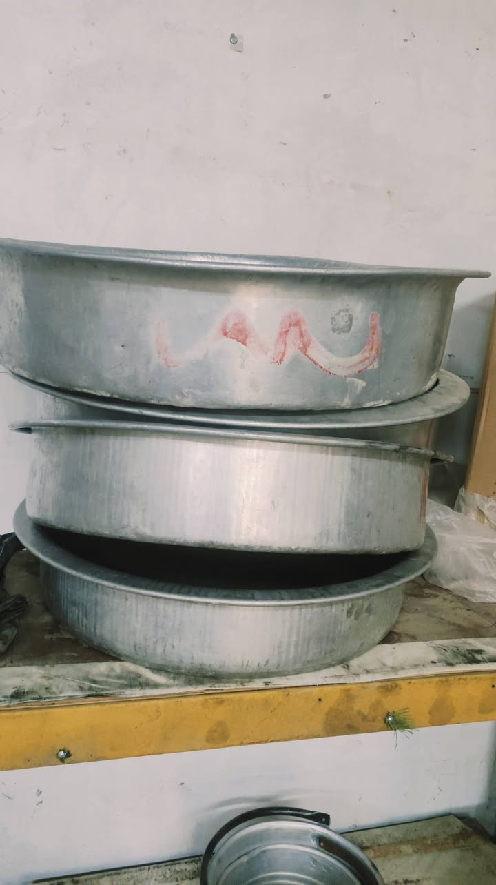 ٢٥ميز اخضر
٤جدوره عراوي قياس٩٥ 
طباخات عدد ٨
صواني عدد  ٥٠ دائر ومستطيل ثقيل
ابيع شلع مابيع مفرد بغداد العبيدي
للاستفسار ***********

