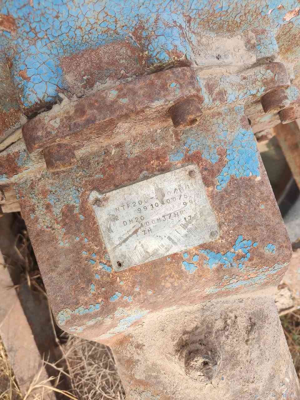 خنزيره المانيه 8*8جبنه بشاره نحاس ومجموعه الجبنه هم نحاس الصناعه المانيه وتفاصيل علئ لوحه معلومات الخنزيره هاي نعم، من الرموز الظاهرة على اللوحة أصبحت الصورة أوضح، وهذه البيانات تشير بشكل مباشر إلى مضخة ماء صناعية كبيرة (Centrifugal Water Pump) وليست محركاً.
✔ تفصيل الرموز الموجودة على اللوحة:

اللوحة مكتوب عليها تقريباً:

NTF20U – …

DM20

400 M³/HR

7M

1750 (غالباً عدد دورات المحرك RPM)

✔ التفسير:

🔹 400 M³/HR

تعني قدرة ضخ 400 متر مكعب بالساعة — وهذه قدرة عالية جدًا تدل على مضخة كبيرة كانت تستعمل في:

مشاريع الماء

محطات ضخ

الري

مشاريع حكومية

🔹 7M

تعني Head = 7 meters
أي ارتفاع الضخ (ضغط الماء) حوالي 7 أمتار.

🔹 DM20

غالباً رقم موديل داخلي للمضخة.

🔹 NTF20U

هذا نموذج غالباً تابع لشركة N.T.F أو NTF Pumps وهي شركات كانت تصنع مضخات صناعية للري ومحطات المياه.

🔹 1750 RPM

تعني أن المضخة تعمل مع محرك كهربائي 1750 دورة/دقيقة (محركات 4-pole).

---

✔ النتيجة النهائية

القطعة التي لديك هي مضخة طرد مركزي (Centrifugal Pump) ذات قدرة عالية، غالباً كانت تُستخدم في:

محطات سقي

محطات نقل مياه

مشاريع حكومية للري

وليست محركاً أو صندوق تروس.

---

📌 إذا تريد أعرف نوعها بدقة (الشركة – سنة التصنيع – النوع الكامل)

أحتاج صورة كاملة للمضخة من:

الجانب

الأمام (فتحة السحب والدفع)

مكان دخول العمود (shaft)

وأعطيك نوعها ومكان استخدامها بالضبط.
Dellmeco
ترجمتها: ديلميكو

وهي اسم شركة ألمانية 

/مكاني بابل مشروع المسيب.
رقمي ***********
