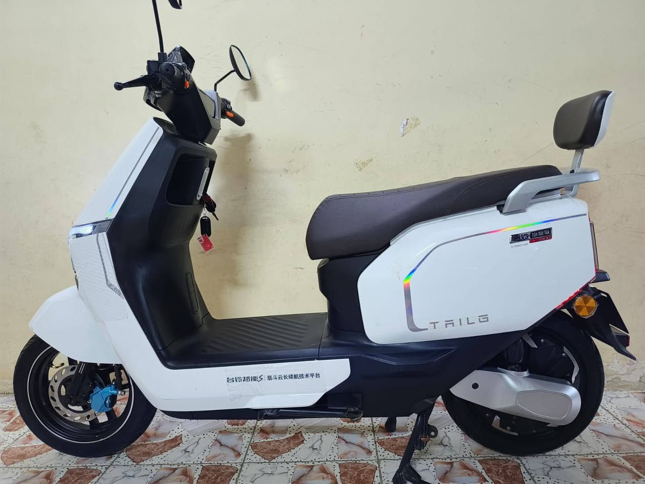 السلام عليكم للبيع دراجه تالجTAIlGمديل 2026 دراجه مكفوله كفاله عمه وضع شركه زيرو ما ماشيه مكفوله من الشخط وصل المعرض ولملحقات بيها شرط تشلع نايلون الوكاله بيدك
تفاصيل الدراجه 
لايت عالي ناصي زنون+ سكن 
اشاير لد 
بك لايت خلفي لد LED
مثبت سرعه
دبل امامي خلفي دسك هايدروليك
مخرج  USBلشحن الهاتف
عدد البطاريات 6 كرافين مصطره الحجم الكبير
شاحنه تدعم الشحن السريع وليقاف الذاتي عند الامتلاء البطاريه
سرعه الدراجه 60 حقيقي
ثلاث انضمه تشغيل سويج + بصمه + كارت NFC
نضامABS
نضام R البك الرجوع الى الخلف
تايرات جلاتين
كشن طبي جلاتين
الشراي يتفضل خاص او التصال عله الرقم***********
سعر الدراجه 850 بيها مجال بصيط
مكان الدراجه ساحت عدن
