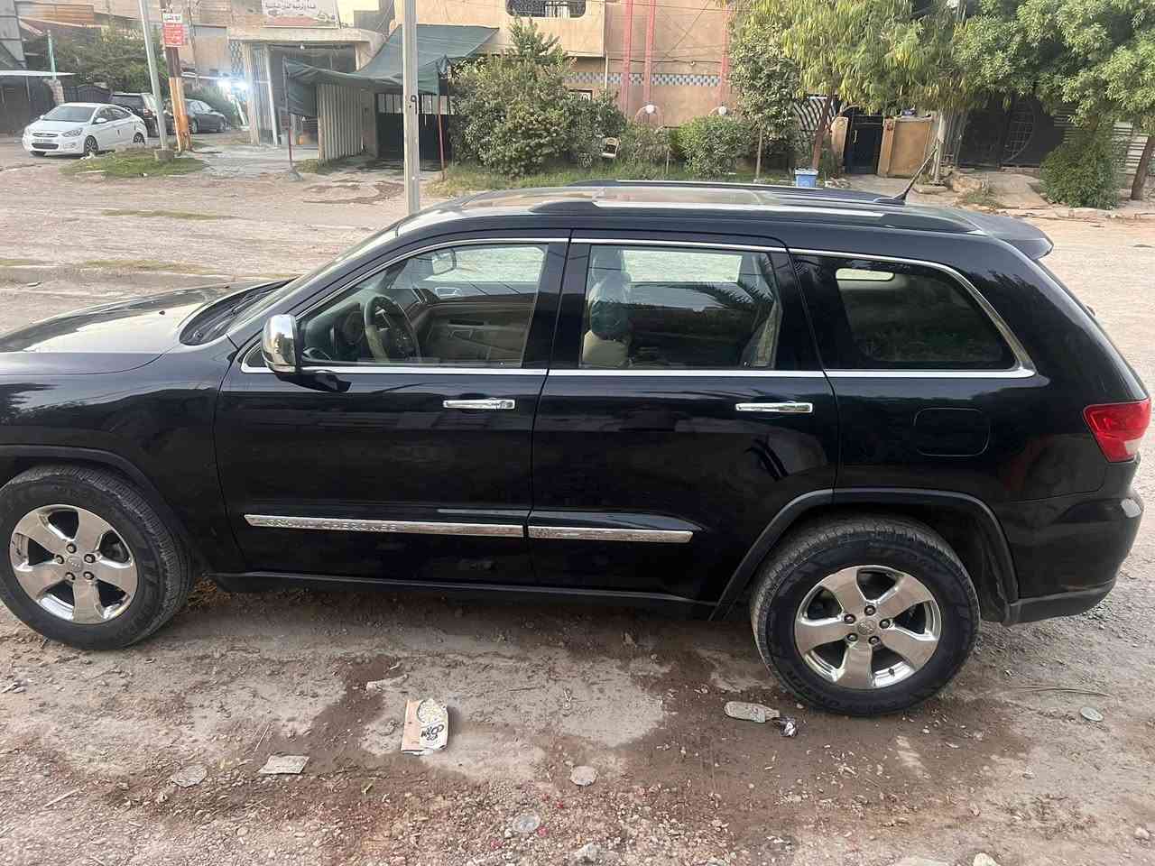جيب  ليمتد 2011 كندي – فول أوبشن 

 المواصفات:

* محرك V6 سعة 3600
* بصمة + تشغيل عن بُعد
* سلايت (بانوراما)
* دفع رباعي 4x4
* مقاعد جلد فاخرة
* مقاعد كهربائية
* شاشة
* كاميرا خلفية
* حساسات
* تحكمات على المقود
* مانع انزلاق
* محدد سرعة (كروز كنترول)

📋 الأوراق:

* رقم بغداد
* السيارة باسمي مباشرة

 الحالة:

* قطعة واحدة صبغ فقط
* بونيد مبدل بدون إيرباك
* جاهزة بالكامل ولا تحتاج أي صرف

 محرك ممتاز
كير ممتاز
 تبريد ممتاز
 كهربائيات ممتازة
الصدر كل شرط
مكان السياره بغداد الكرخ 
السعر 155 وبيها مجال 

رقم صاحب سيارة ***********
