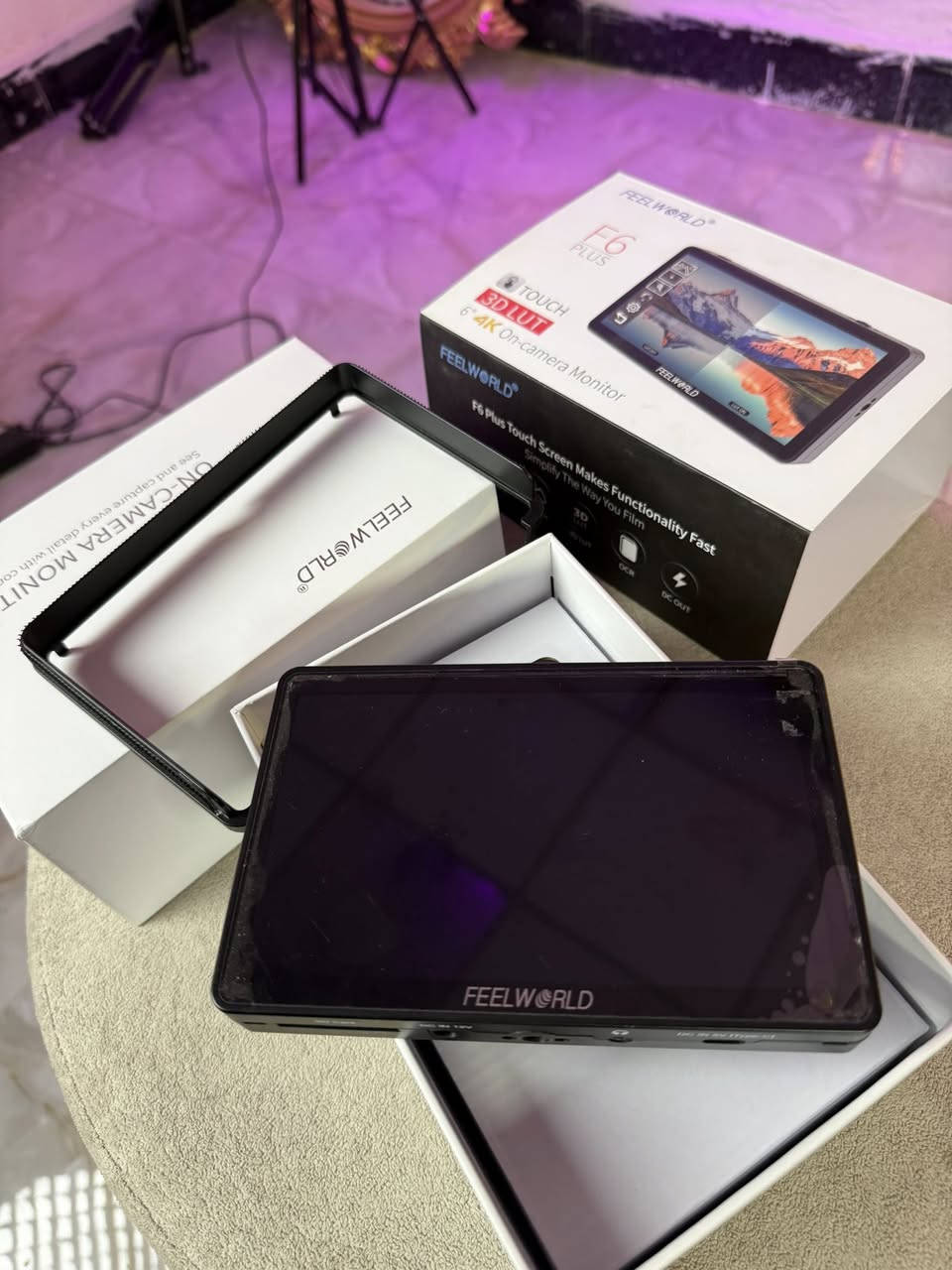 مونيتر للبيع مع كافة ملحقاته واستعمال مرة واحدة فقط سبب البيع عدم الاحتياج ينفع هواي لمصورين الفيديو للامانة يعتبر جديد  مابي اي ضرر و حتى غلاف الشاشة بعده بي سعر الشراء -225 —— سعر البيع-190 الف للتواصل عبر وتساب رقم الهاتف ***********
