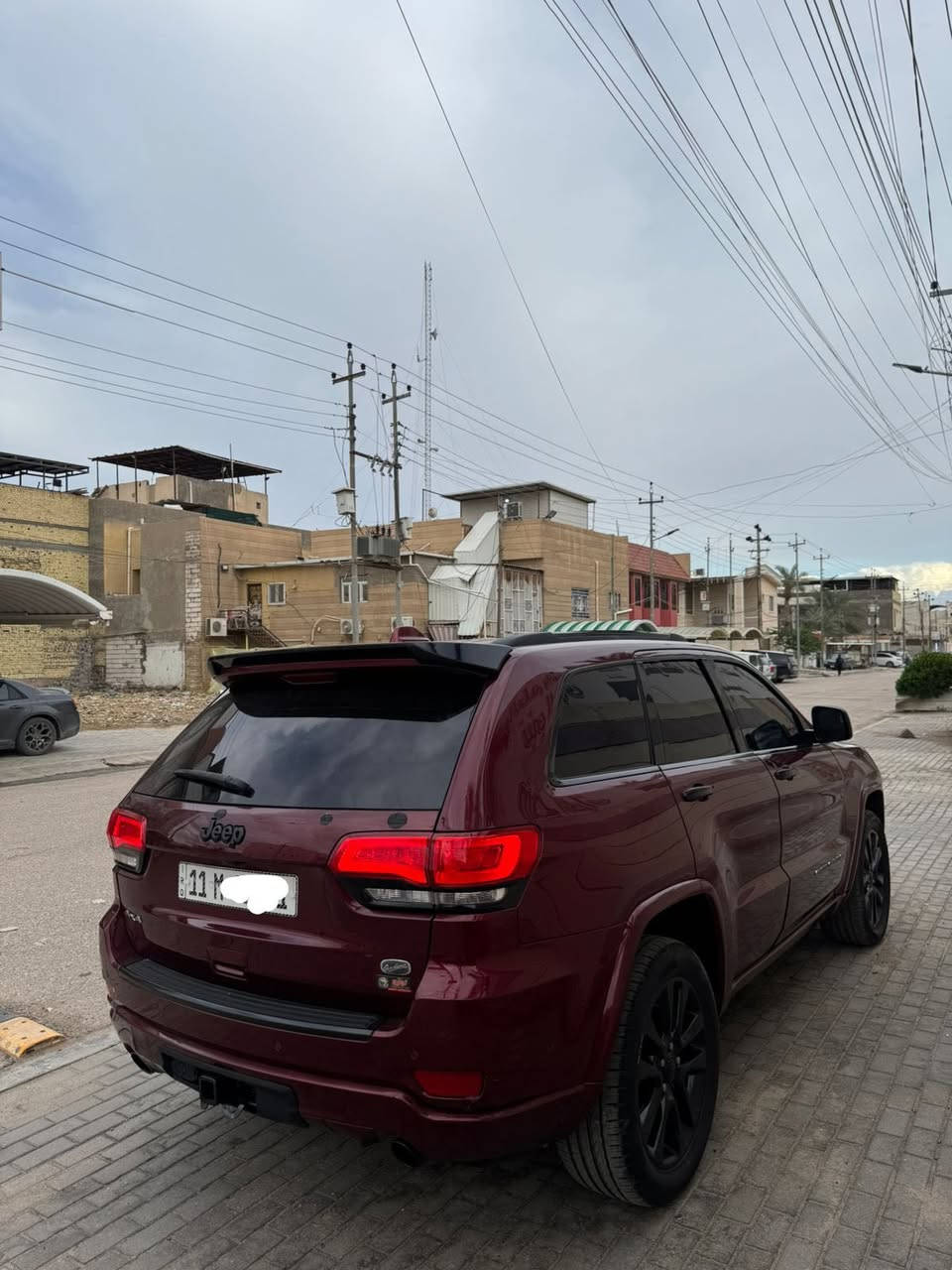 السلام عليكم
جيب گراند شيروكي 2017 اصل 8 سلندر 5700
السياره اوفر لاند رقم بغداد الجديد بأسمي 
السياره داخله للعراق تقرير غرق بدون اي مشاكل 
وبيها قطعتين كلير فقط / لون كرزي 
السياره جديده جداً ونضيفه ونصبتها تخبل 
مواصفات السياره 
جكات 
بنوراما 
رادار 
خزن ميموري 
شفتات استرين 
شاشه جبيره 
كشنات احمر جلد 
3 انضمه قياده 
جكات منحدرات جبال 
كشنات كهرباء 
تدفئه تبريد بلكشنات 
حساسات 
لايتات ابو العدسه ابو لد الثلجي
السياره مكينه وكير وحداده وكهربائيات واكسل 
و تايرات وويلات وكلشي بيها جديد 
سعرها 207 وبيها مجال للشراي 
مكان السياره البصره 
***********
