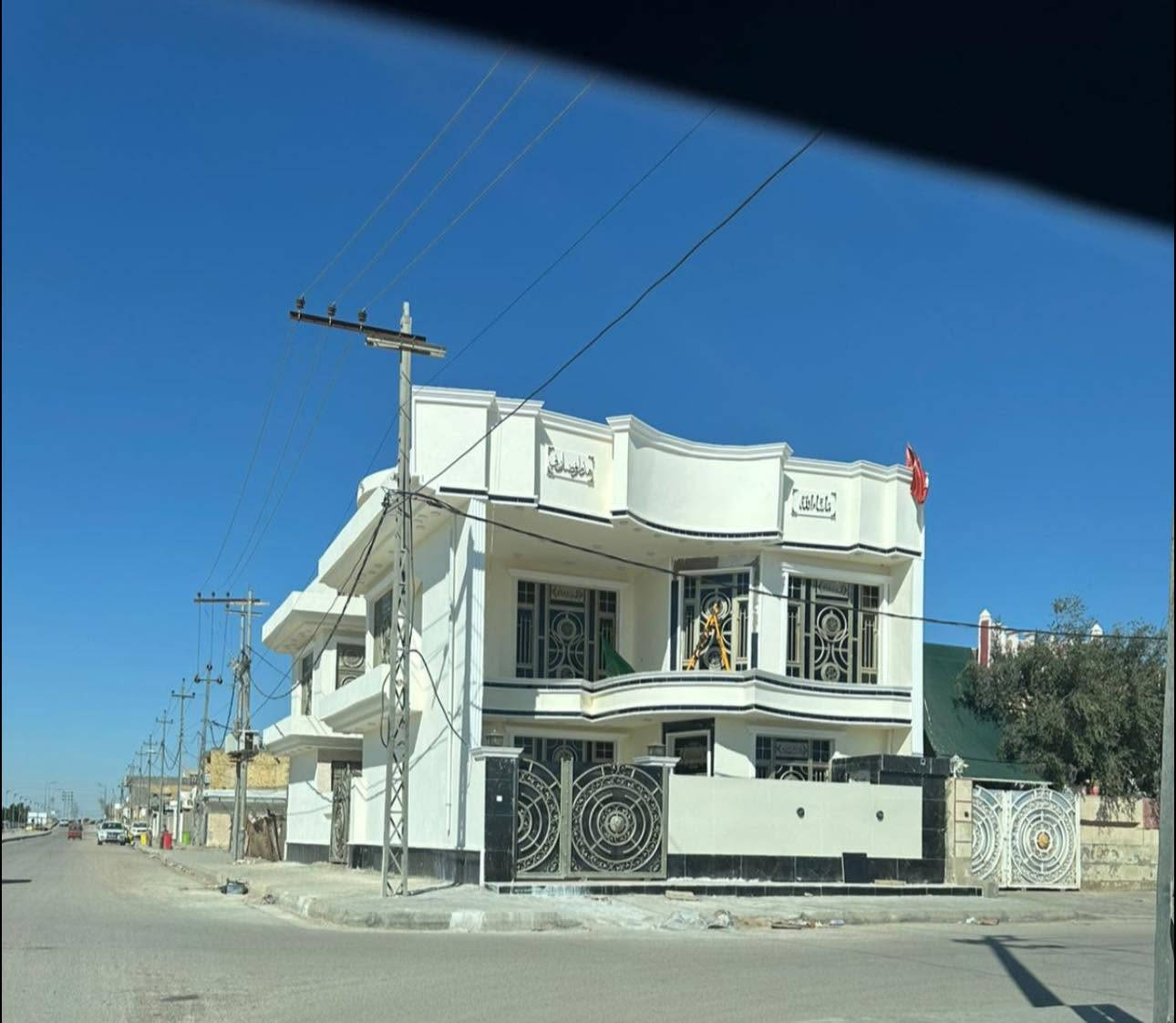 بيت للبيع السفحة اولى ركن مساحته ٢٠٠ السعر ٢٥٠ ستفسار اكثر الرقم ***********
