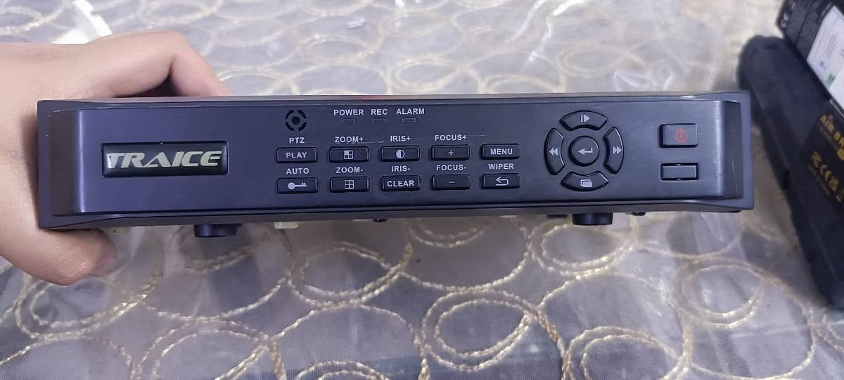 جهاز DVR اسوار الاصلي مع هارد 1 تيرا اصلي وكاميرا سامسونك الاصلية صنع كوريا
الهارد شغال فحصته على راك خارجي شغال وطبيعي والكاميرا شغاله لكن الجهاز ما اشتغل ما اعرف شنو مشكلتة ابيع على هذا الوضع اضمنلك الهارد والكاميرا شغالات 
كلهن 35 ومتوفر توصيل لكل العراق


**إذا كنت صاحب هذا الإعلان وتريد حذفه لأي سبب، رجاءا أرسل رسالة إلى الدعم الفني**