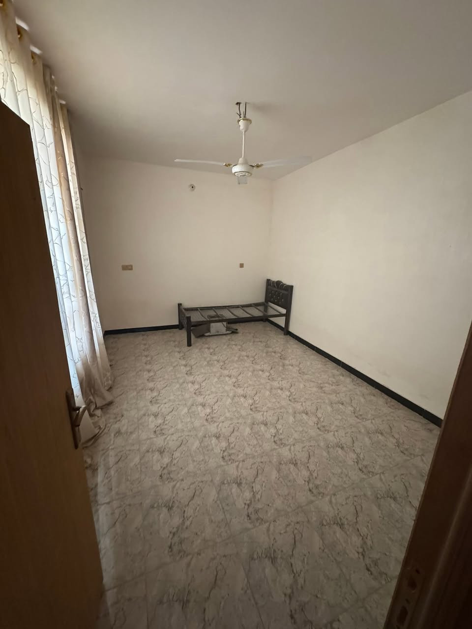 دار للأيجار
4 غرف

استقبال خارجي 

حمامات عدد 2 

مطبخ مؤثث بالكامل كاونتر +طباخ +ثلاجة +مجمده +براد

الدار مجهز بالسبالت +مبردات + تنور 

البيت جديد ونضيف 

موقع : قرية المختار قريب على المقبرة الاسلامية 

السعر 400 الف 

للأستفسار :***********
