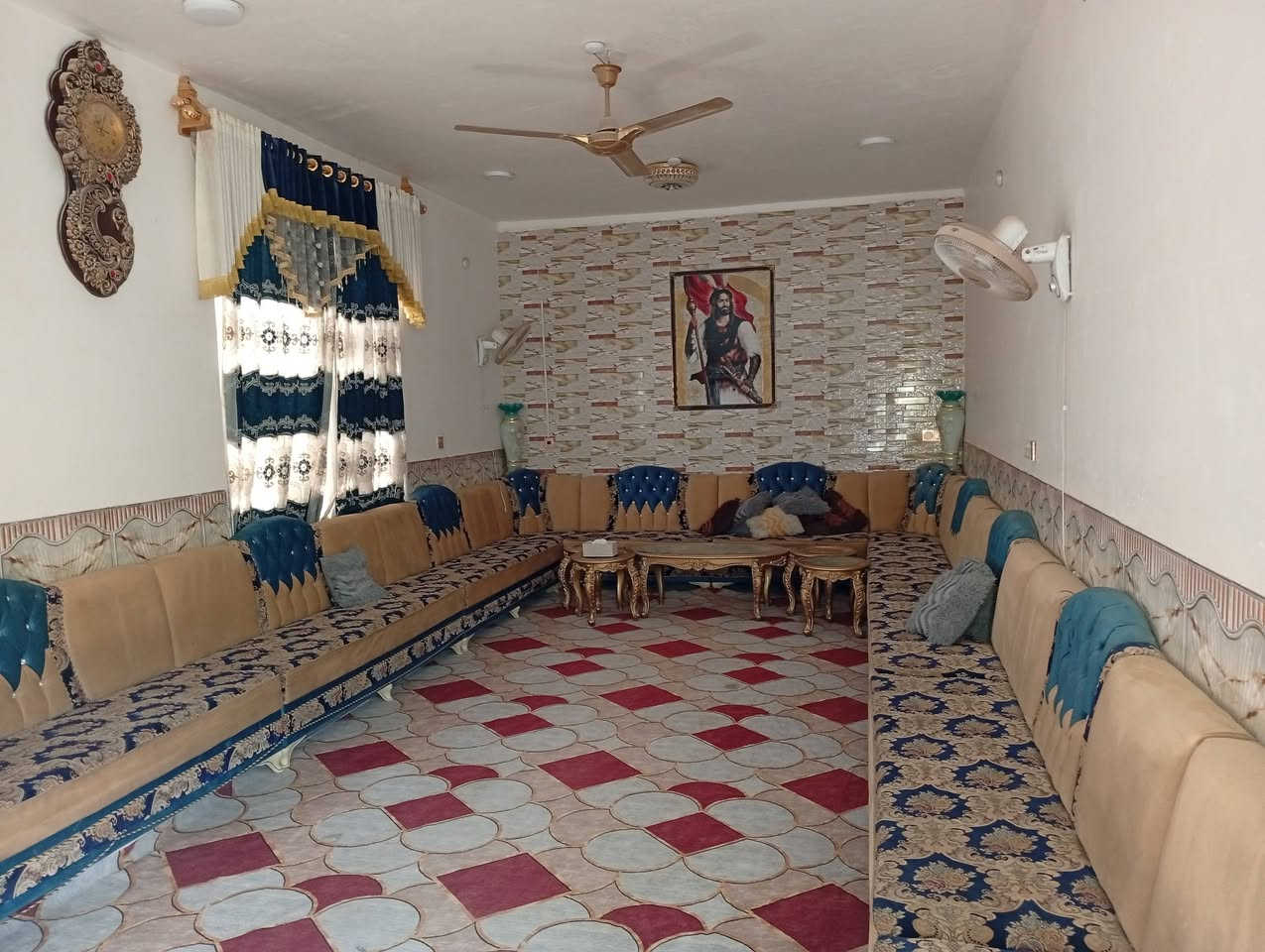سلام عليكم بيت للبيع طابو زراعي مرقم بلدية 200 متر ركن شارع 15 بي محلات ثنين مئجرات بي غرفتين 5في 4 وصاله 10 في 7  ومطبخ5  في 4 وتخاريج وستقبال 14 متر بناء درجة اولى كونكريت مسلح  +طابوك  المكان مقابل قريت الغدير عمود 270 نهاية شارع المؤسسه السعر 85 وبي مجال قليل اي استفسار *********** اتصل
