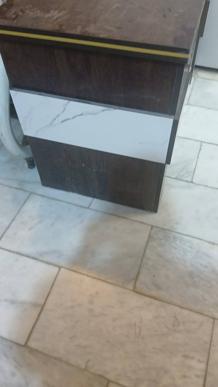 ميز مكتبي نظيف جدا جدا للبيع مكان نجف حي الجامعه للاتصال *********** السعر ١٥٠الف
