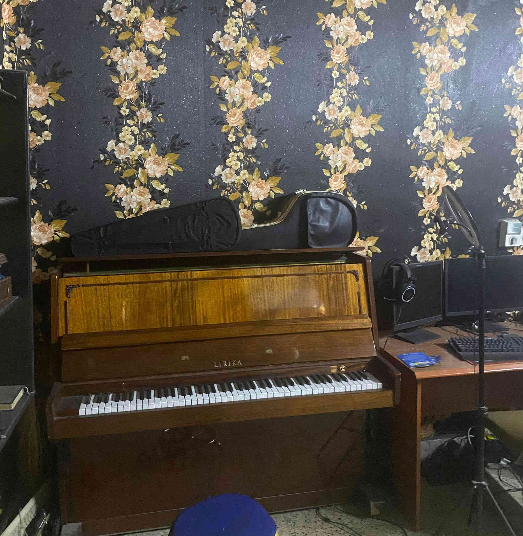 بيع مستعجل بسعر ارض
بيت 300 م واجهة 10 و نزال 30 بمربع الطاقة الغزالية  بشارع زيادمول للازياء النسائية والبيت عليه برج شركة زين نستلم ايجار  مال سطح فقط من الشركة 7 مليون + كهرباء مجاني 24 ساعة 18 امبير  البيت بناء قوي جداً مال الثمانينات  يخلص العقد بعد سنتين وتريد تجدده تريد تلغيه بكيفك .. عرض الشارع ويه الارصفة ١٥م يعني الشارع ١٠ م .. 

بيع مستعجل ٦٣٠ وبي مجال 

للاتصال / ***********

ابو سعد 

ما متواجد على الفيس اتصل وتس او اتصال ..
