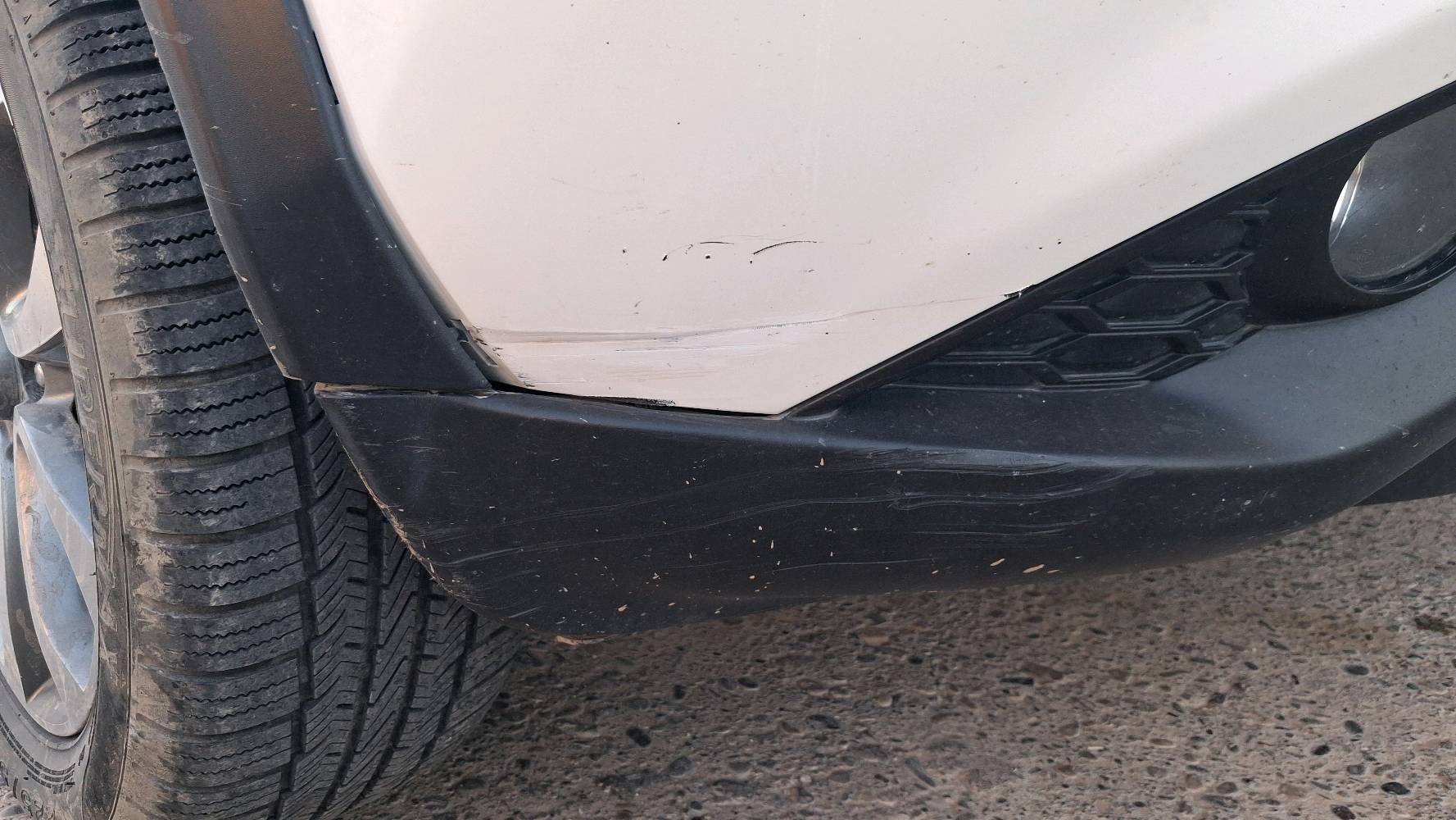 ماشيه 57 الف و مكينه مفتوحه نوع السيارة نيسان جوك ستيشن بدون تيربو مكينه 1600 تخم تايرات جدد موديل 2018رقم انكليزي