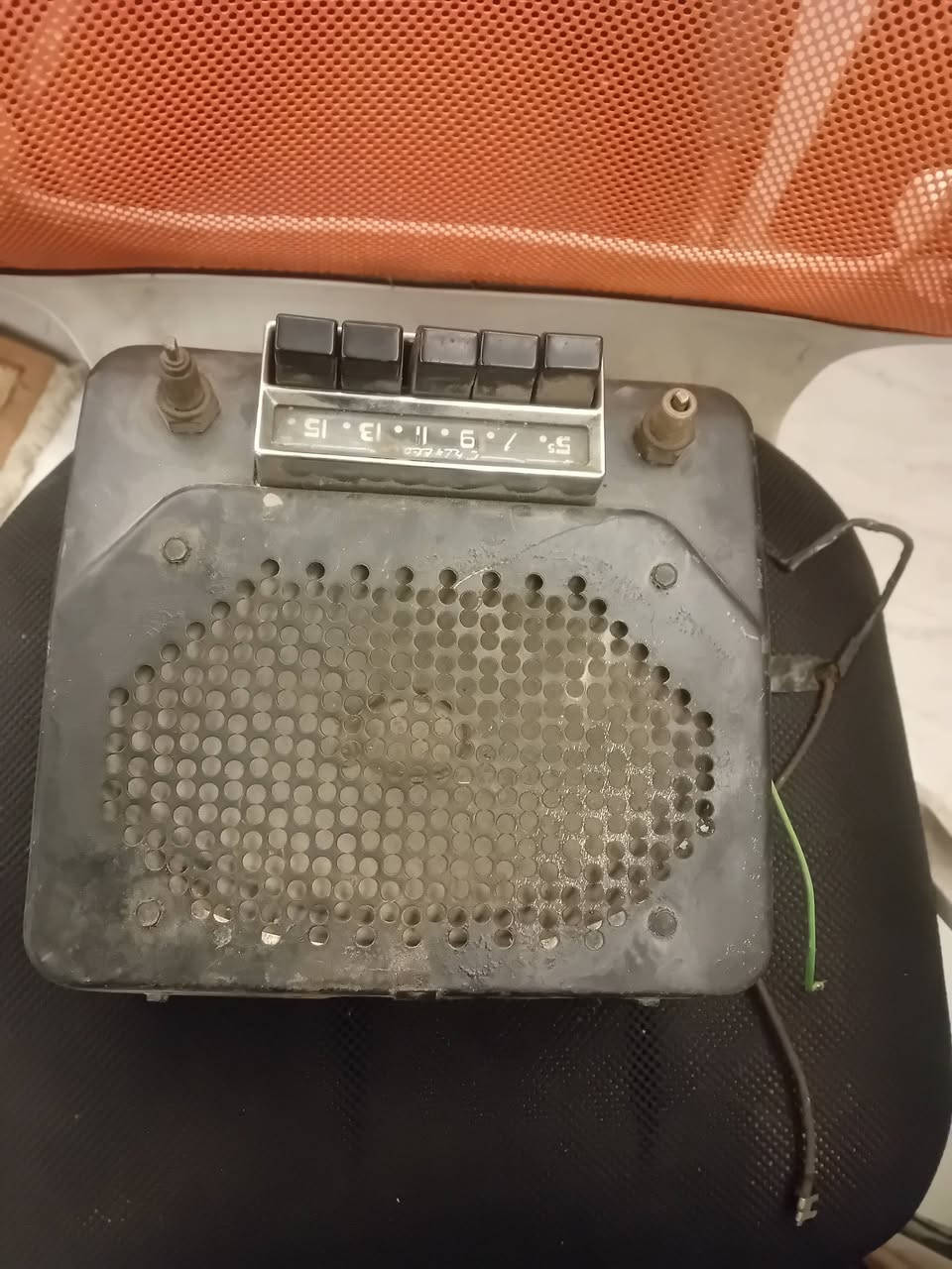 📻 راديو ترانزستور قديم محمول – قطعة تراثية من بداية السبعينات
جهاز راديو قديم محمول كان يُستخدم في المنازل، ويمكن أيضاً وضعه داخل السيارة أو حمله عبر حزام الكتف.
يعمل على موجات AM غالباً
مزود بأزرار لاختيار المحطات مباشرة
🔹 تصميم كلاسيكي أصلي
🔹 من بداية السبعينات تقريباً
🔹 قطعة جميلة لهواة التراث والمقتنيات القديمة
🔹 يصلح للعرض أو الديكور أو الجمع
حالة الجهاز قديمة كما في الصور
💰 السعر مناسب
🚚 يتوفر توصيل


**إذا كنت صاحب هذا الإعلان وتريد حذفه لأي سبب، رجاءا أرسل رسالة إلى الدعم الفني**