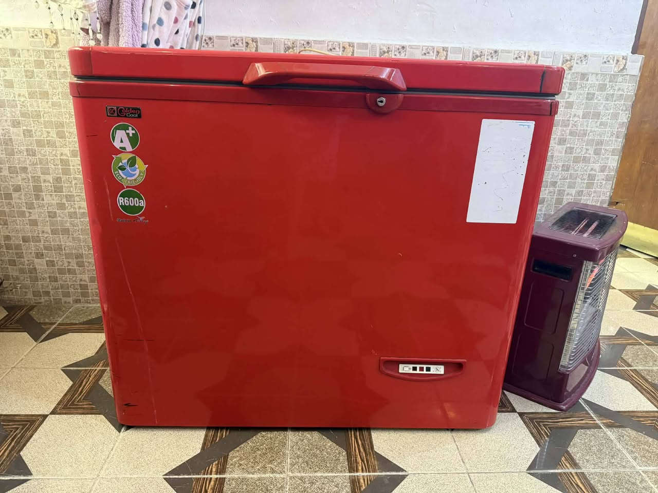 السلام عليكم
مجمدة للبيع نظيفه جدا وشغاله تجميد فوول مثل الصورة 

المكان سوق الكوت الشيشان

 ***********
