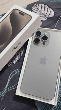 متوفر iPhone 15 pro max  256 2sim 90🔋 لون تيتانيوم + باكيت مالته السعر...