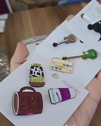 بروشات بناتية • توصيل • اكسسوارات