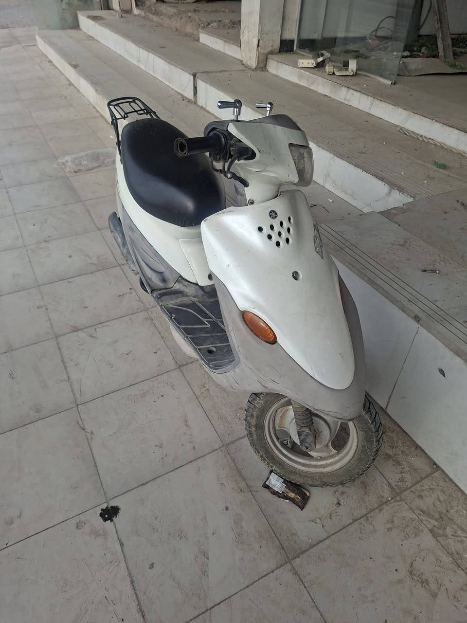 السلام عليكم
دراجه بيجي لون ابيض مميز كلشي شغال بيه 
دراجه مفتوحه بس كلشي شغال بيه 
السعر ٤٠٠ بيه مجال لشراي 
***********
