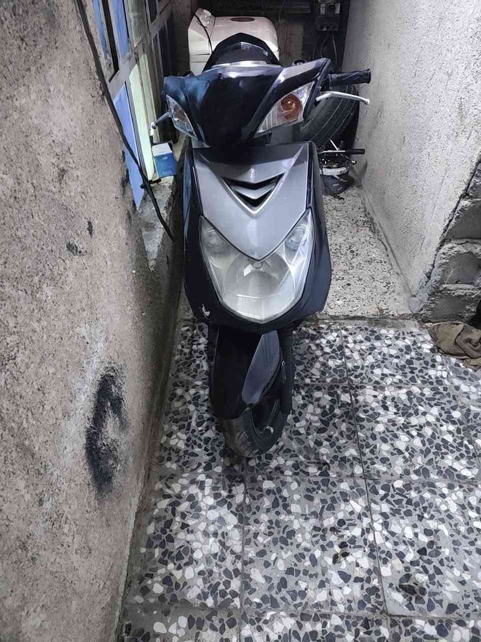 السلام عليكم دراجه سكنس فحل دراجه نظيفه مكينه لا تنقيص ولا تبخير كفرات اصليه  السعر 650  أو بيها مجال  العنوان الشعب نهاية الفورتات رقم ***********
