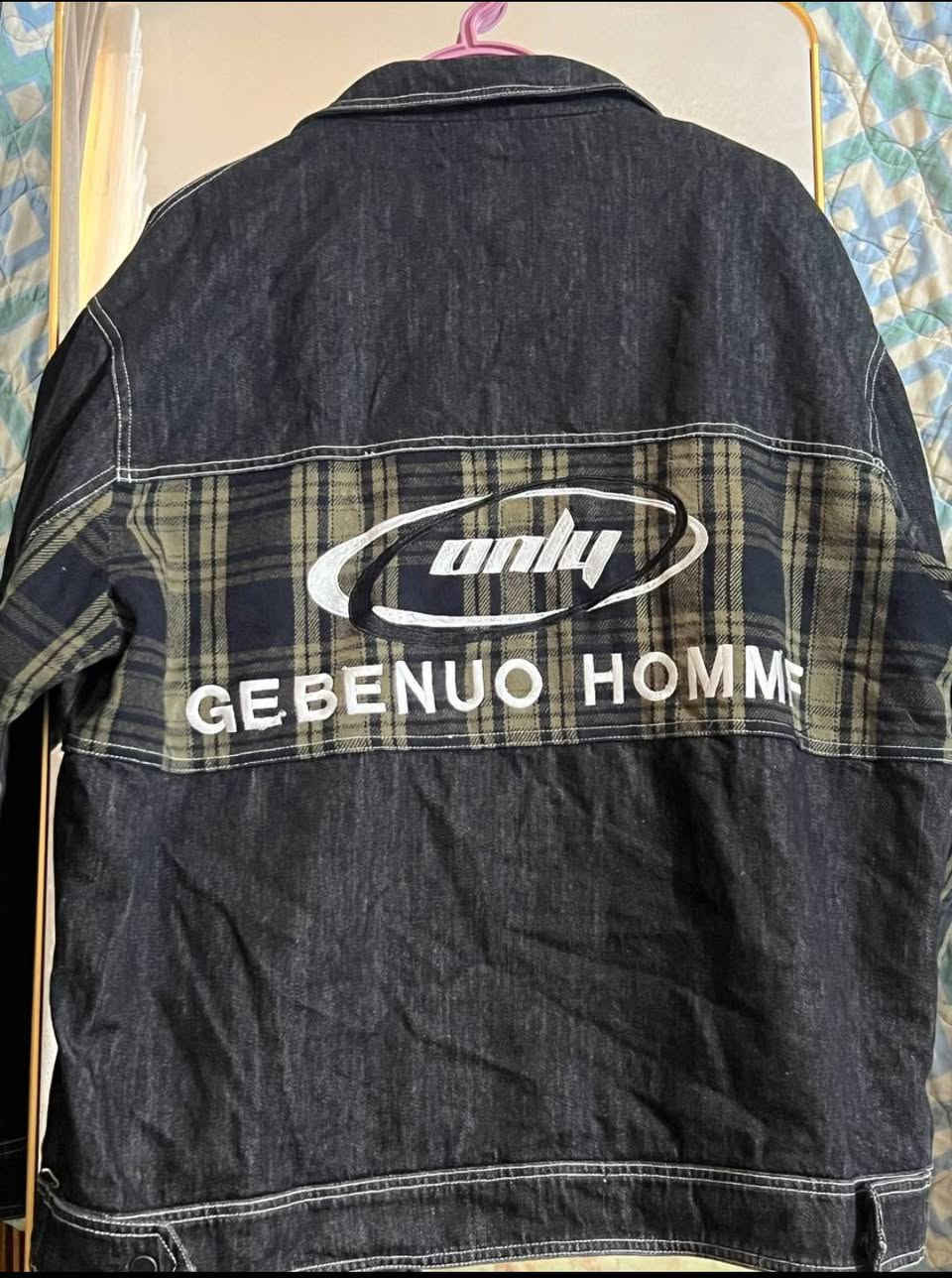 السلام عليكم
توفر عدنا ملابس رجالية نسائية وملابس اطفال باسعار جدا مناسبة للتواصل واتساب ***********
