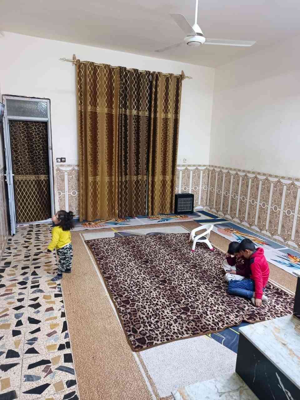 مشتمل للبيع مساحة 63 متر زراعي خدمات مي  وكهرباء  ومجاوري  والتبليط تمت الموافقة للمباشرة باكساء الشوارع   مال المنطقة   العنوان الشعب خلف الجمعيات المدخل المقابيل الجامع المحترك خلف السدة اول  فرع  على اليمين ثاني قطعة ع الشارع العام كما موضح بالصور   بالاضافة ماكو  بيوت  مقابل البيت دونم فارغ
عرض الفرع 8   اي استفسار الاتصال على الرقم ***********
 مكلف بالنشر
