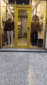 محل ملابس للبيع المكان بغداد العبيدي الرئاسه شارع 20 رقم الهاتف0773510...