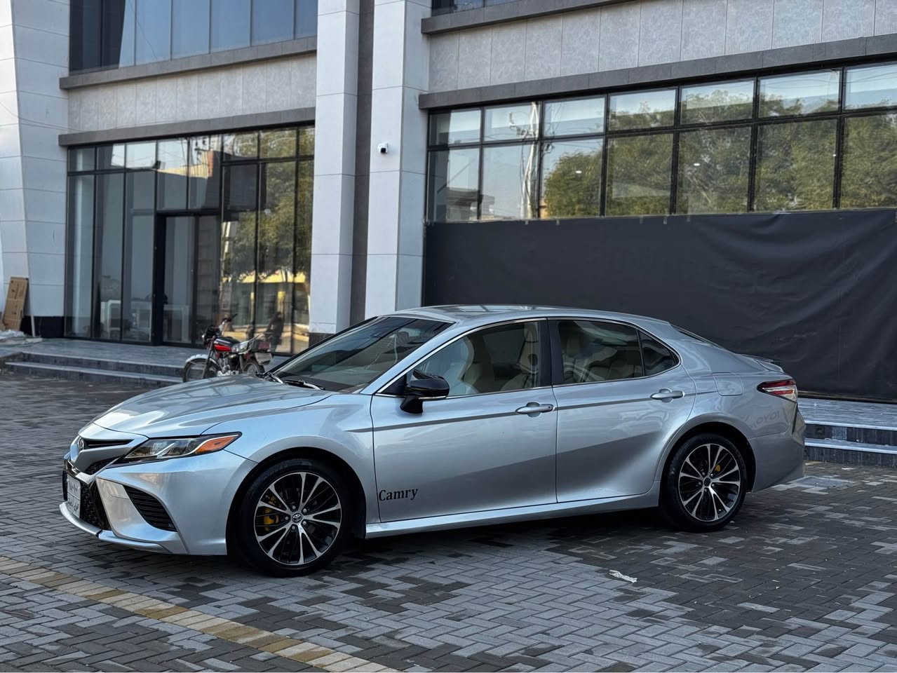 السلام وعليكم
Toyota Camry 2018 LE Pluss
دواخل بيجي + بصمه 
دخول ذكي ورادار 
السيارة بيها قطعتين ونص صبغ 
ماشيه ١٢٠ الف
بيها داخل الحوض شويه
السيارة جديده وماناقصها شي
رقم الشاصي :
4T1B11HK0JU537913

السعر ١٦٥ وبيها مجال بسيط
عنوان قضاء كلار

***********
*********** كالار, السليمانية
