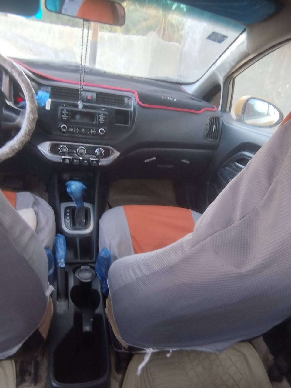 السلام عليكم كيا ريو خليجي 12 قطرتين مكينه كير حداديه شرط 1600 سياره مكفوله من تبديل والضربه القويه سنويه ل30 رقم نجليزي مصفره هيىه وغرمات 
السعر 76
***********
